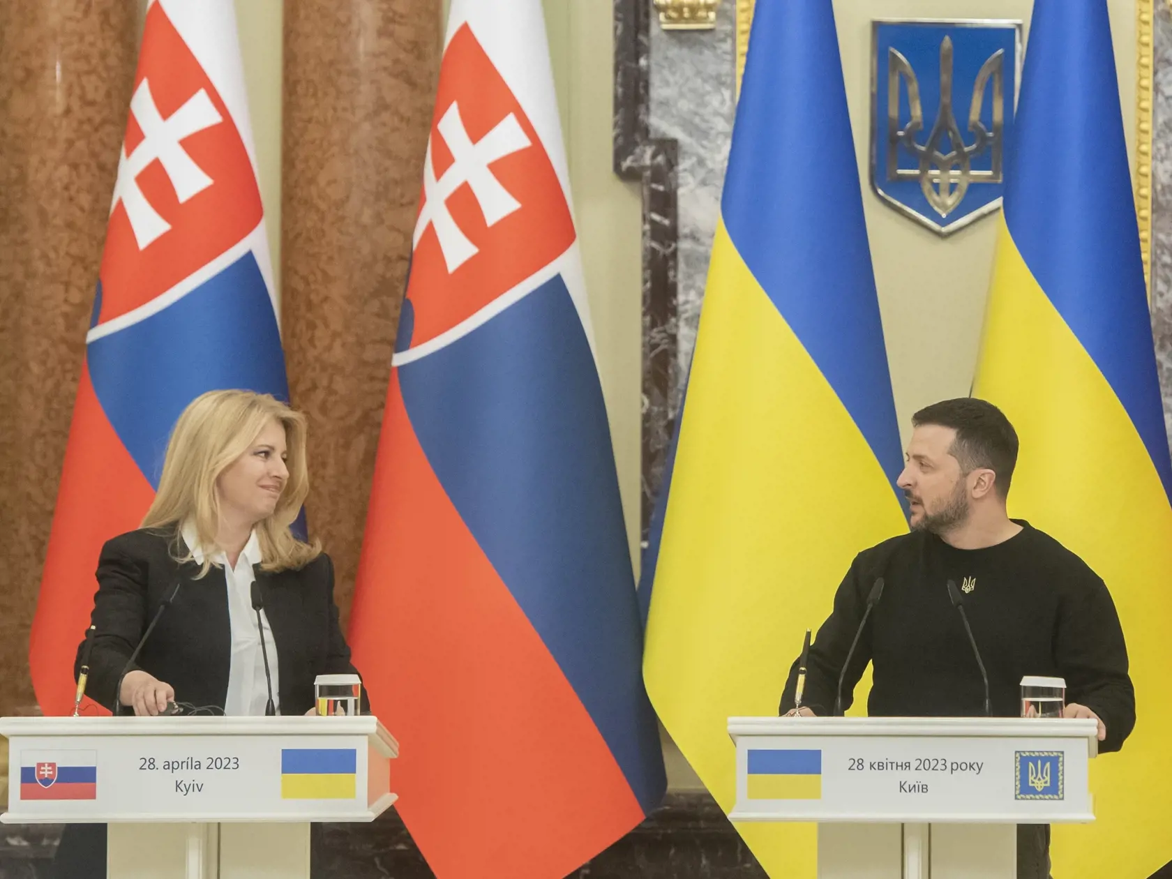 Na snímke vľavo prezidentka SR Zuzana Čaputová a vpravo prezident Ukrajiny Volodymir Zelenskyj počas tlačovej konferencie po ich stretnutí v Kyjeve v piatok 28. apríla 2023.