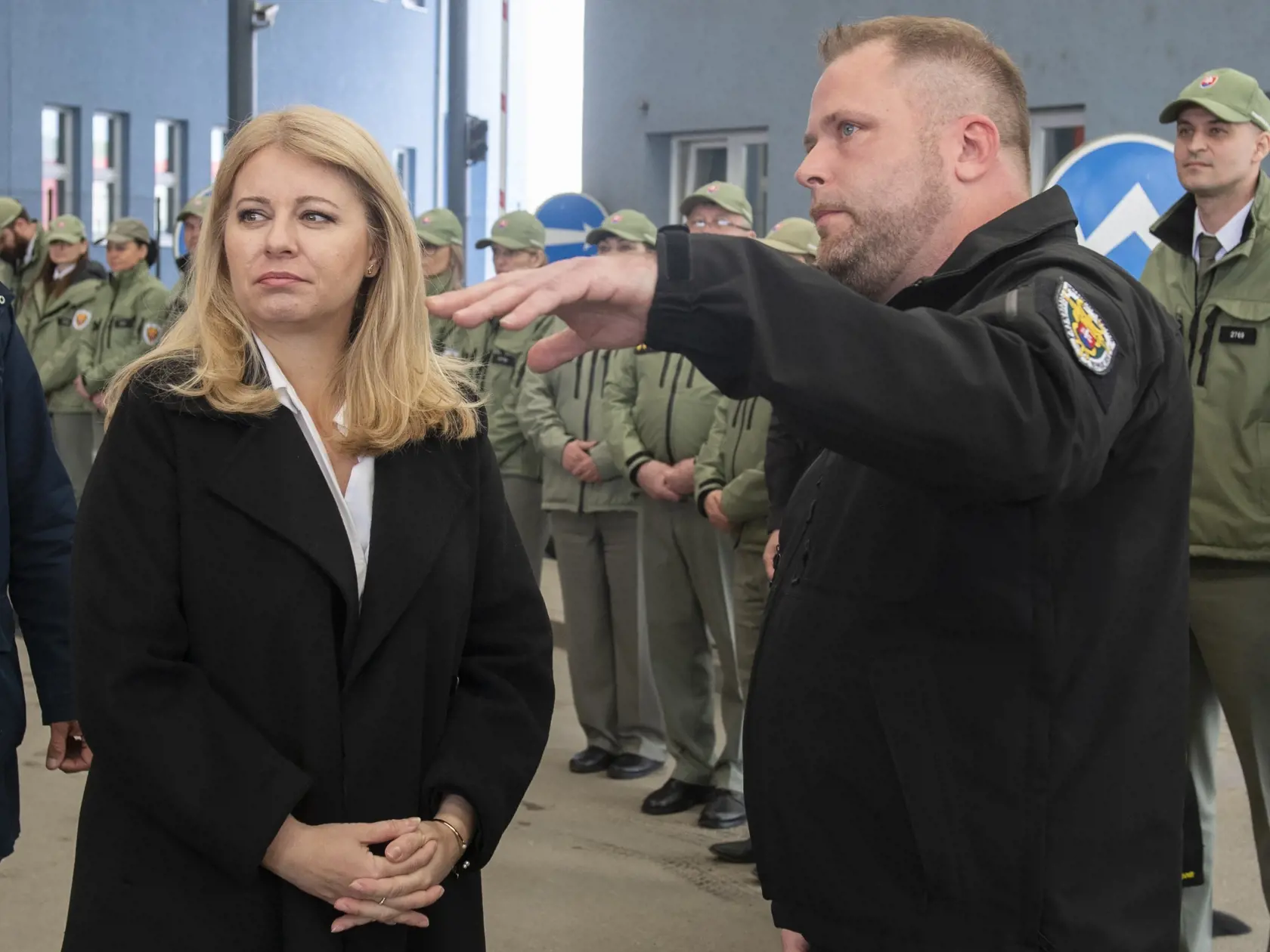 Prezidentka SR Zuzana Čaputová  (vľavo) na záver svojej návštevy Ukrajiny pozdravila príslušníkov Finančnej správy a Policajného zboru na hranici s Ukrajinou. Na snímke vpravo prezident Finančnej správy SR Jiří Žežulka. Vyšné Nemecké, 30. apríla 2023. F