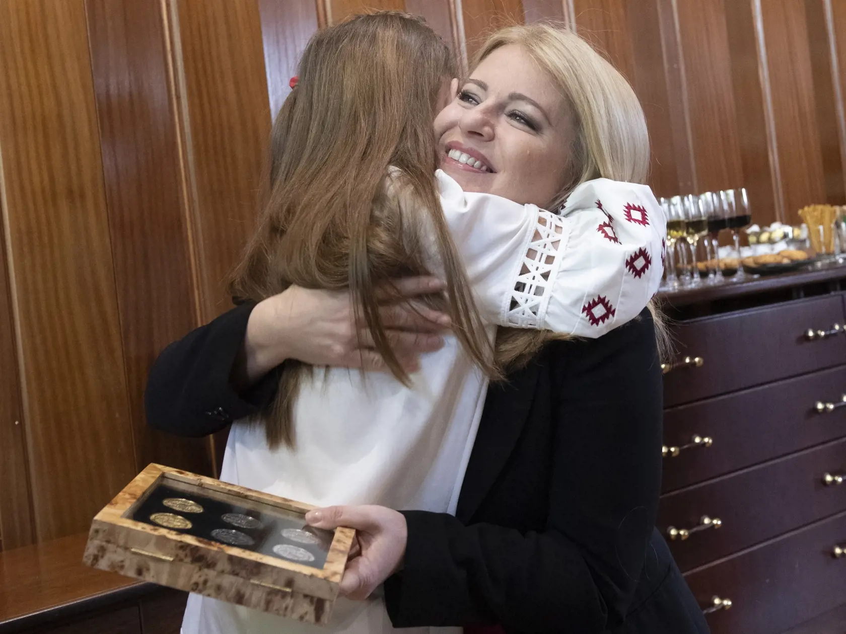 Na snímke prezidentka SR Zuzana Čaputová dostáva do daru sadu mincí, ktorá pripomína udalosti od roku 2014 po dnešok 29. apríla 2023 v Kyjeve.