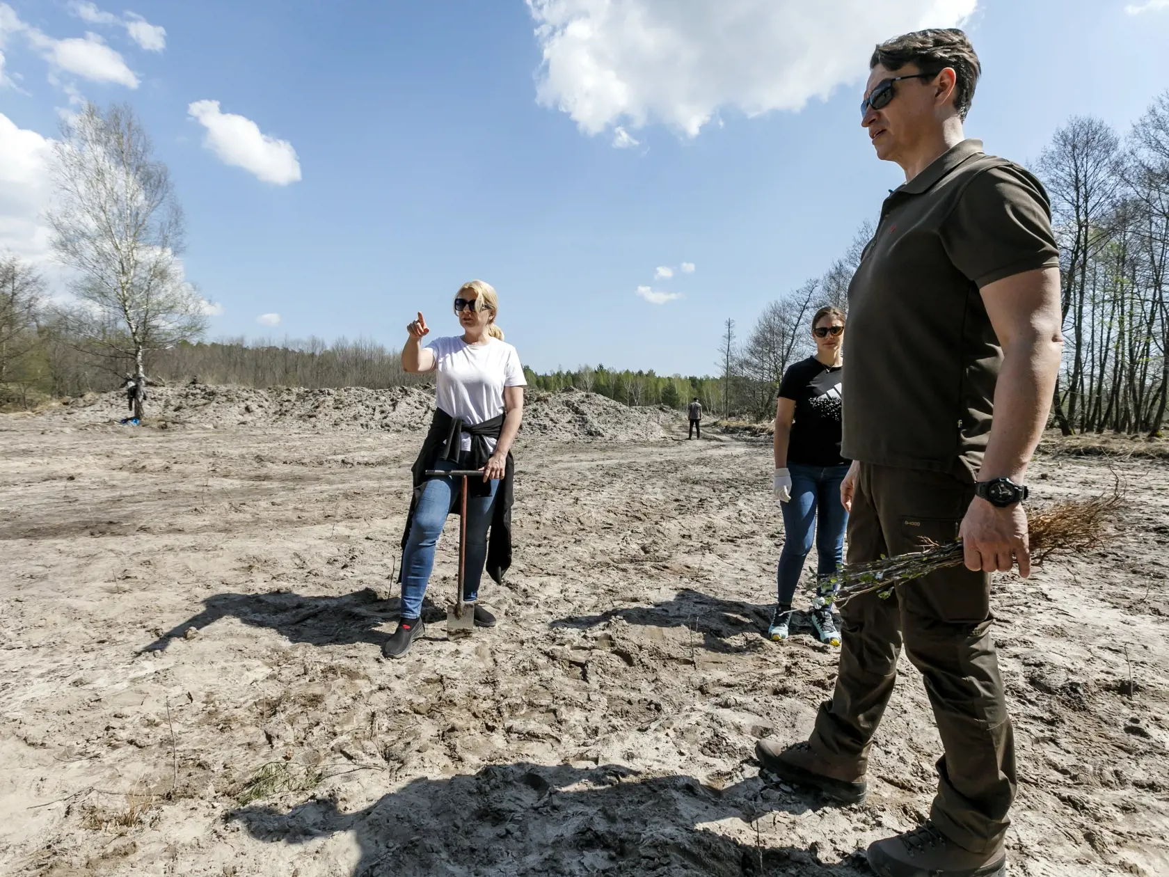 Na snímke prezidentka SR Zuzana Čaputová (vľavo) s partnerom Jurajom Rizmanom (vpravo) počas sadenia mladých jelší a borovíc pri príležitosti Dňa Zeme vo vojenských lesoch na Záhorí 22. apríla 2023.