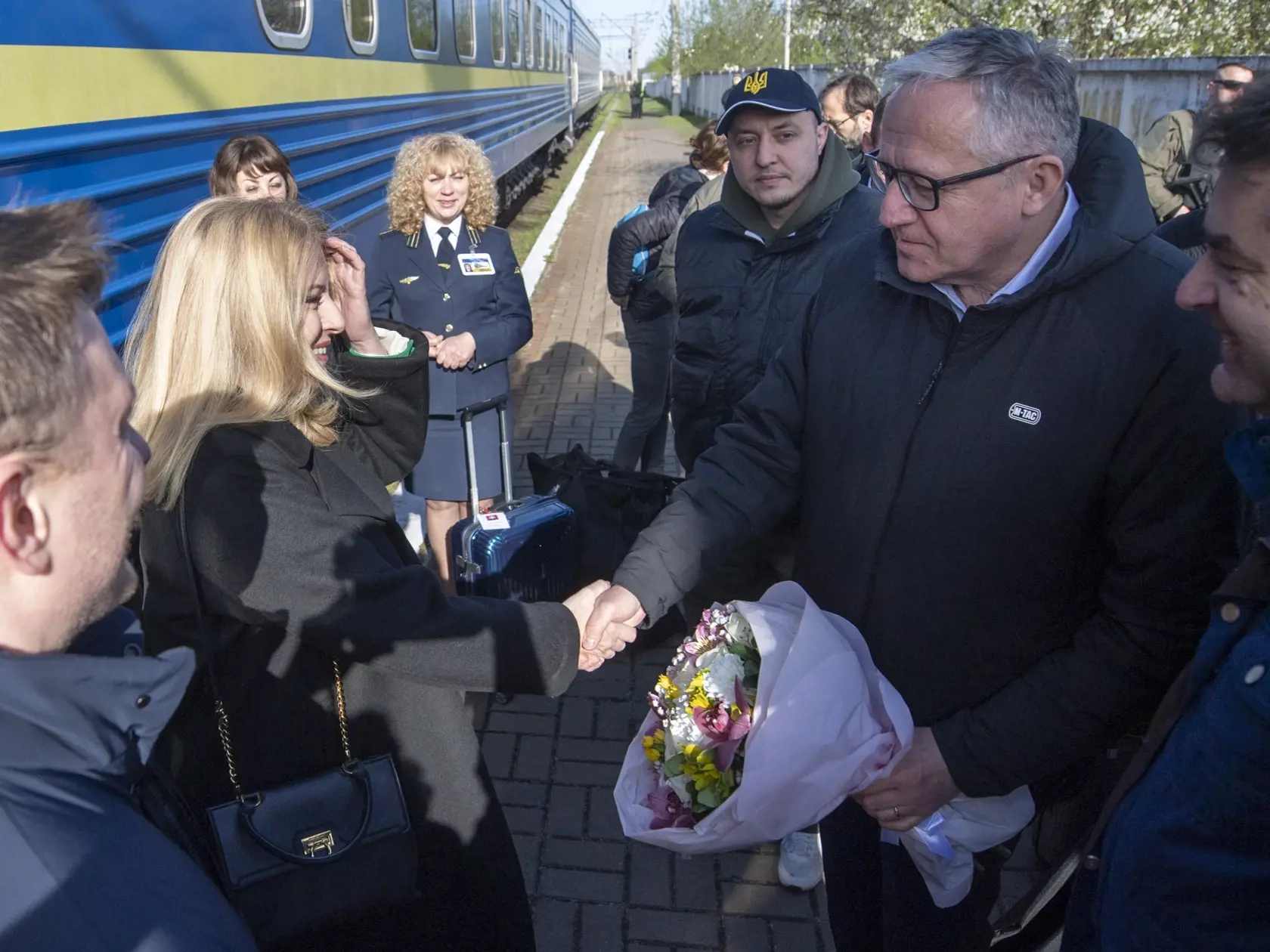 Na snímke prezidentka SR Zuzana Čaputová (druhá vľavo), ktorú víta slovenský veľvyslanec na Ukrajine Marek Šafin na železničnej stanici v Kyjeve v piatok 28. apríla 2023.