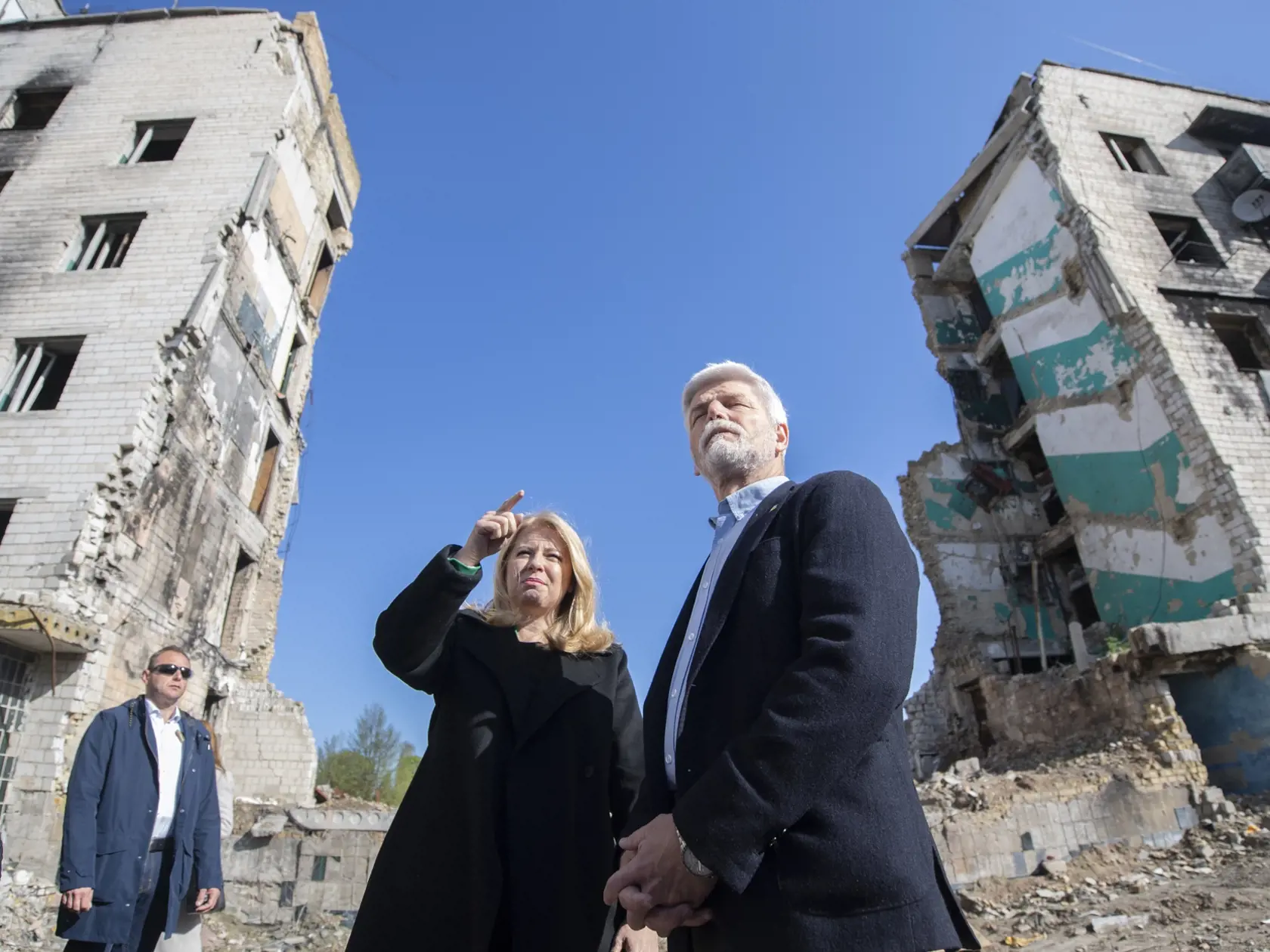 Na snímke prezidentka SR Zuzana Čaputová  (uprostred) a český prezident Petr Pavel (vpravo) si prezerajú mesto Boroďanka v Kyjevskej oblasti, ktoré ťažko zasiahla ruská vojenská agresia v krajine v piatok 28. apríla 2023.