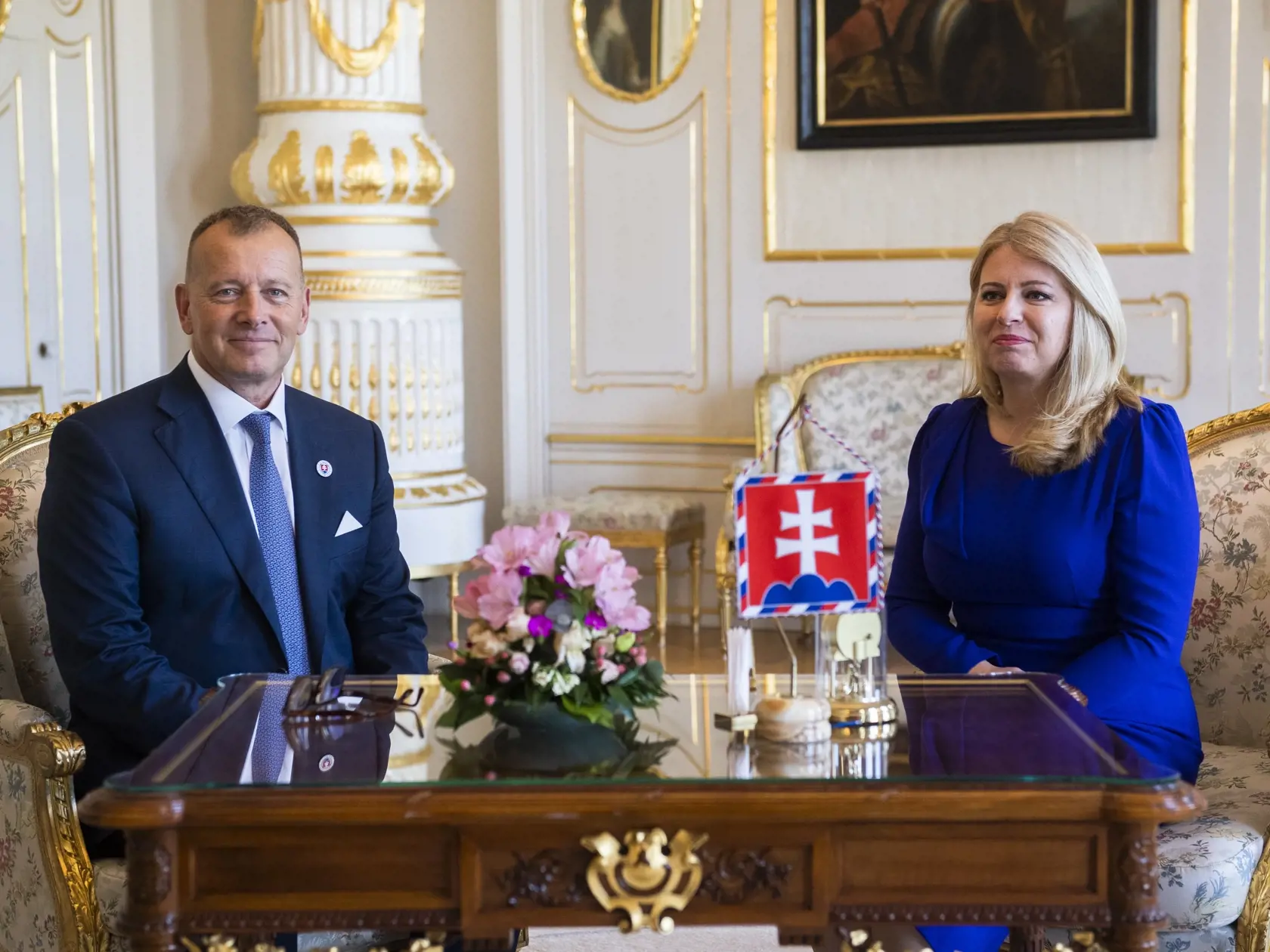 Na snímke prezidentka SR Zuzana Čaputova a predseda NRSR Boris Kollár (Sme rodina) pózujú počas stretnutia k aktuálnej politickej situácii v Prezidentskom paláci v Bratislave v nedeľu 7. mája 2023.