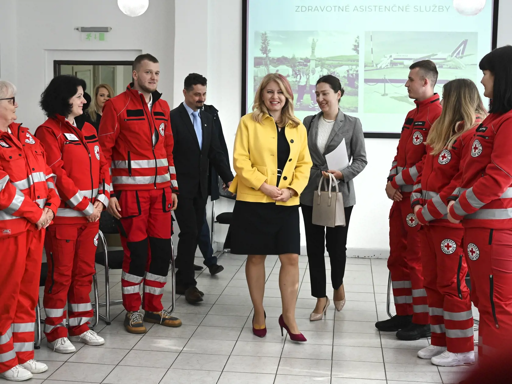 Na snímke uprostred prezidentka SR Zuzana Čaputová počas návštevy pobočky Slovenského Červeného kríža (SČK) 3. mája 2023 v Bratislave.