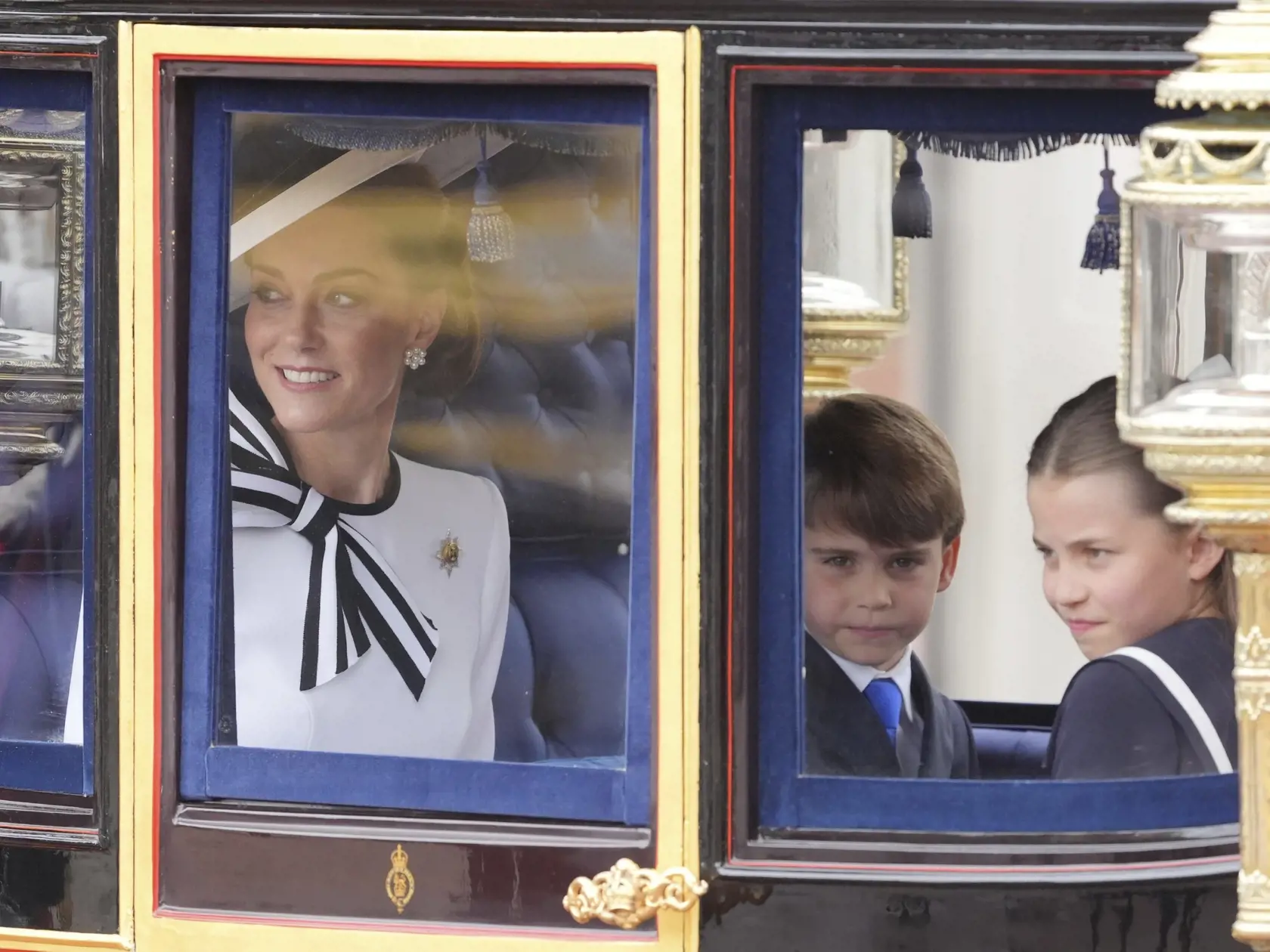 Princeznú Kate po celý čas sprevádzali jej tri deti.
