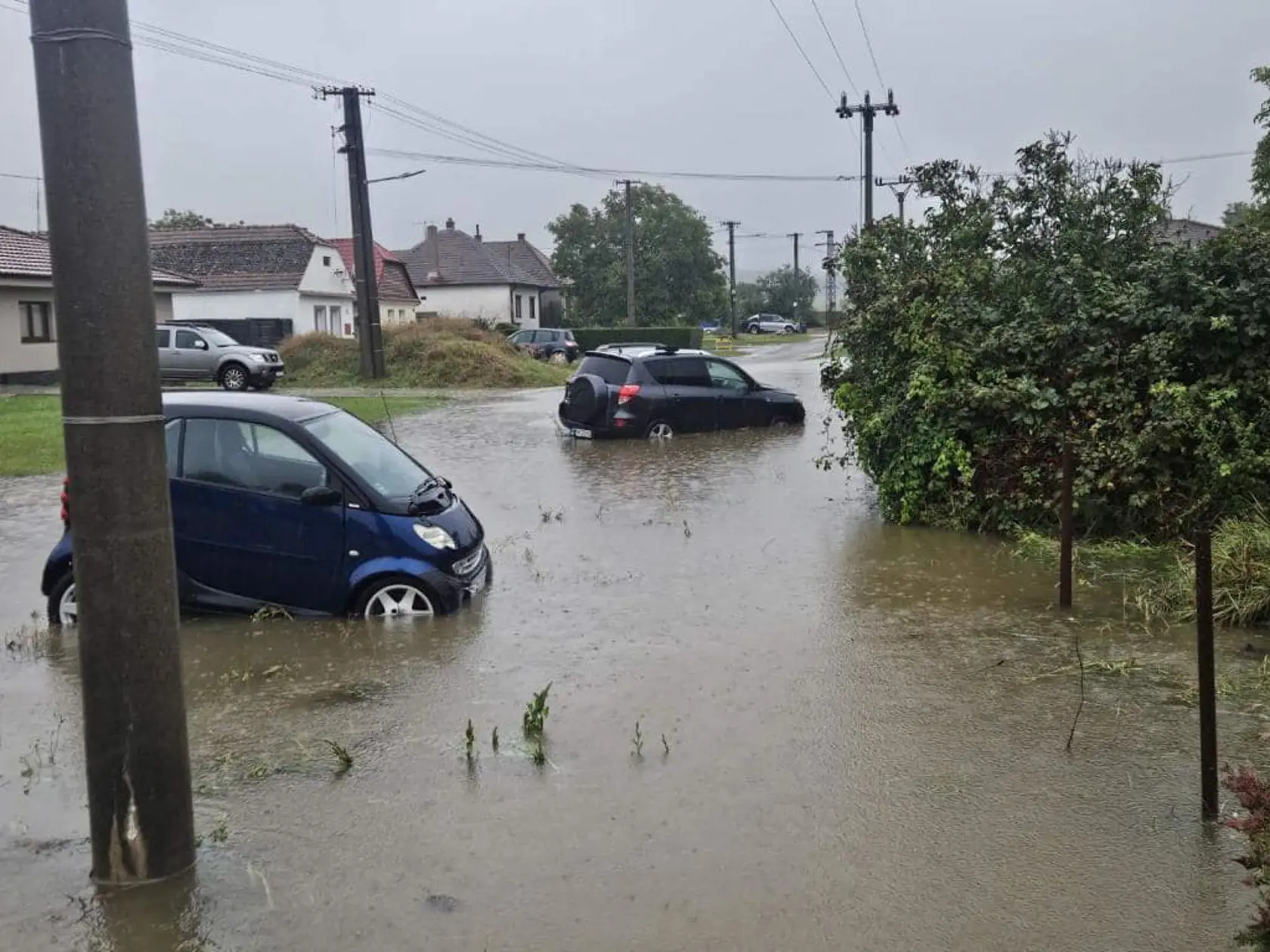 Zásah hasičov pri záplavách v obci Jablonica.