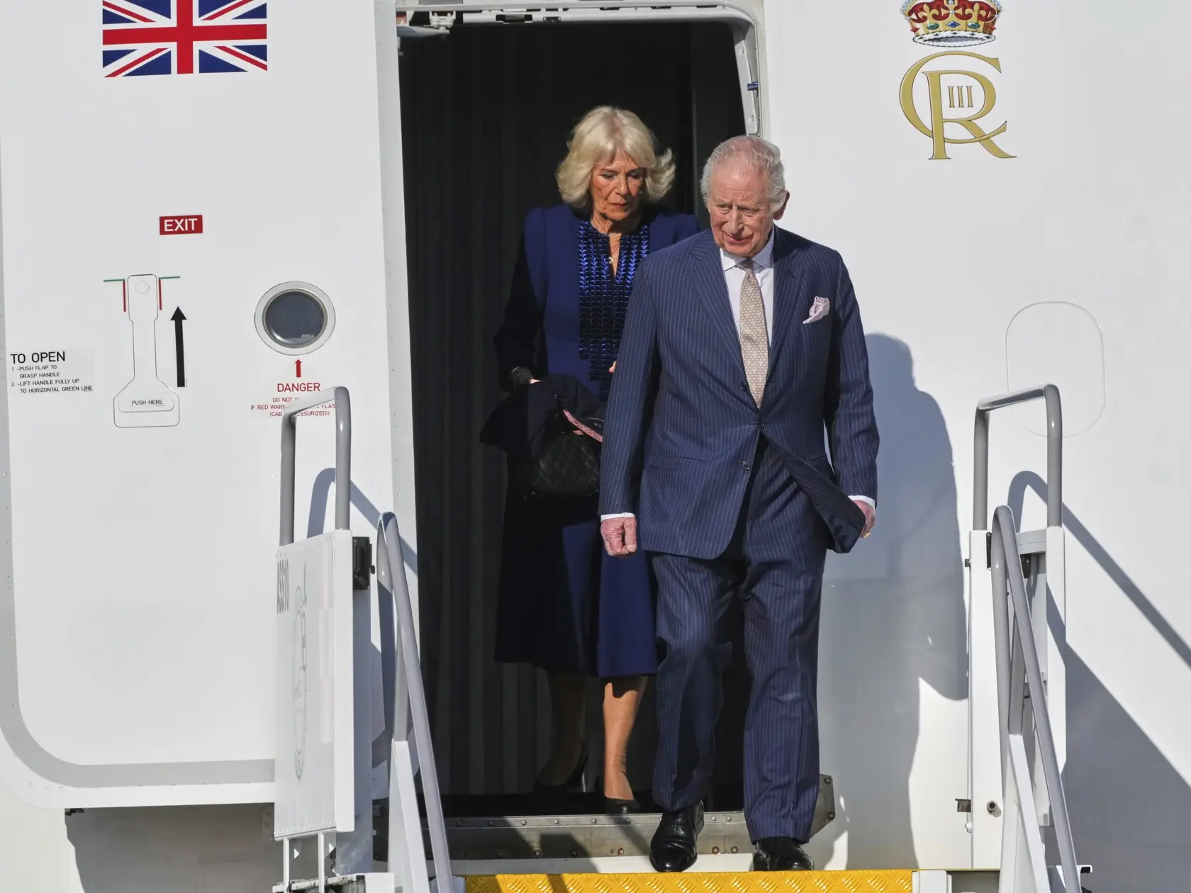 KK21 Rím - Na snímke britský kráľ Karol III. a britská kráľovná Kamila vystupujú z lietadla po pristátí na letisku Ciampino v Ríme v pondelok 7. apríla 2025. Britský kráľovský pár pricestoval na štvordňovú oficiálnu návštevu Talianska, počas ktorej sa stretne s premiérkou Giorgiou Meloniovou a prezidentom Sergiom Mattarellom a vystúpi v tamojšom parlamente. FOTO TASR/AP
King Charles III, right, and Queen Camilla arrive at Rome's Iternational Airport G.B. Pastine in Ciampino, for a four-day official visit, Monday, April 7, 2025. (AP Photo/Andrew Medichini)
