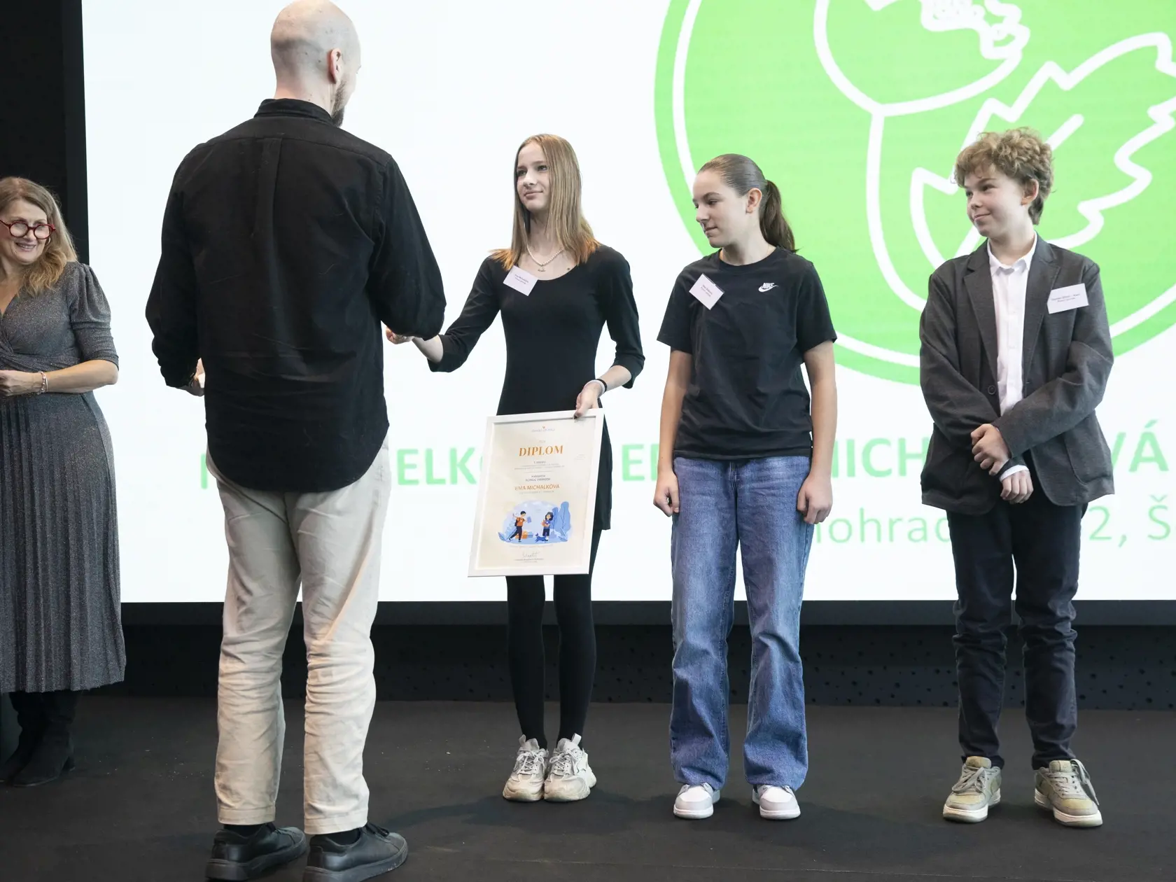 Nelka Belková, Emka Michalková a Damian Böhm-Klein, žiaci 5. a 6. triedy zo Šenkvíc, získali ocenenie v kategórii Pomoc prírode za záchranu psíkov vo svojej obci, ktorých chceli neznámi muži otráviť.