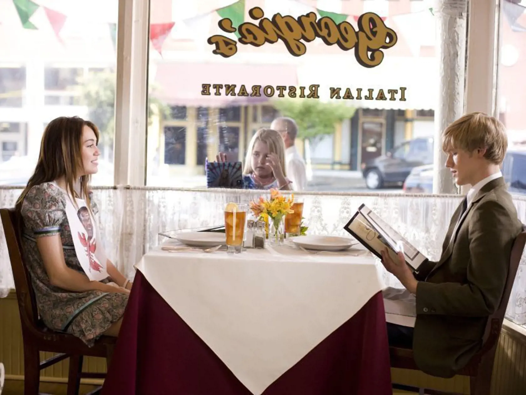 Miley Cyrus vo filme Hannah Montana. Z obyčajného