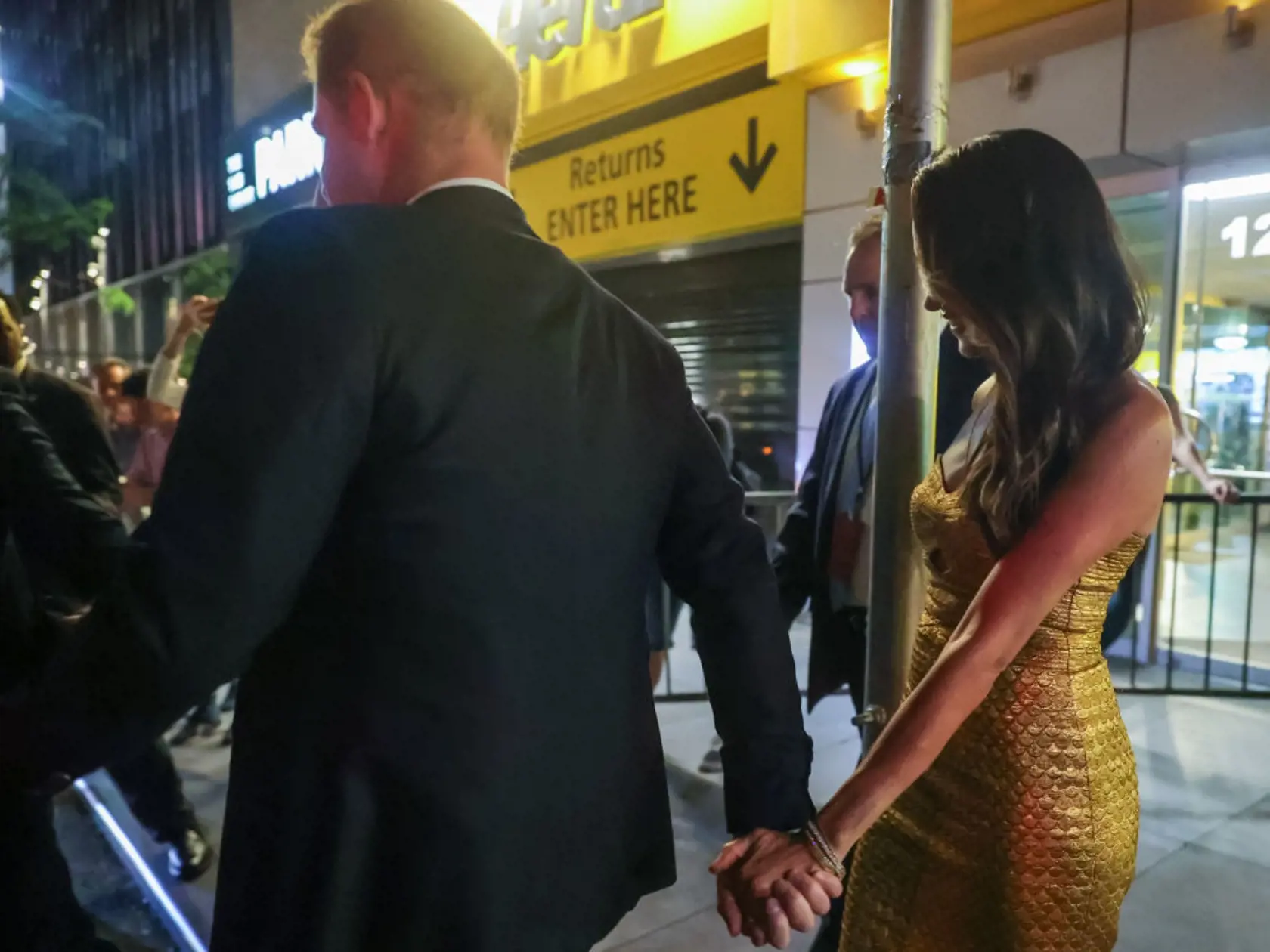 Meghan Markle žiarila v takýchto neprehliadnuteľných zlatých šatách.