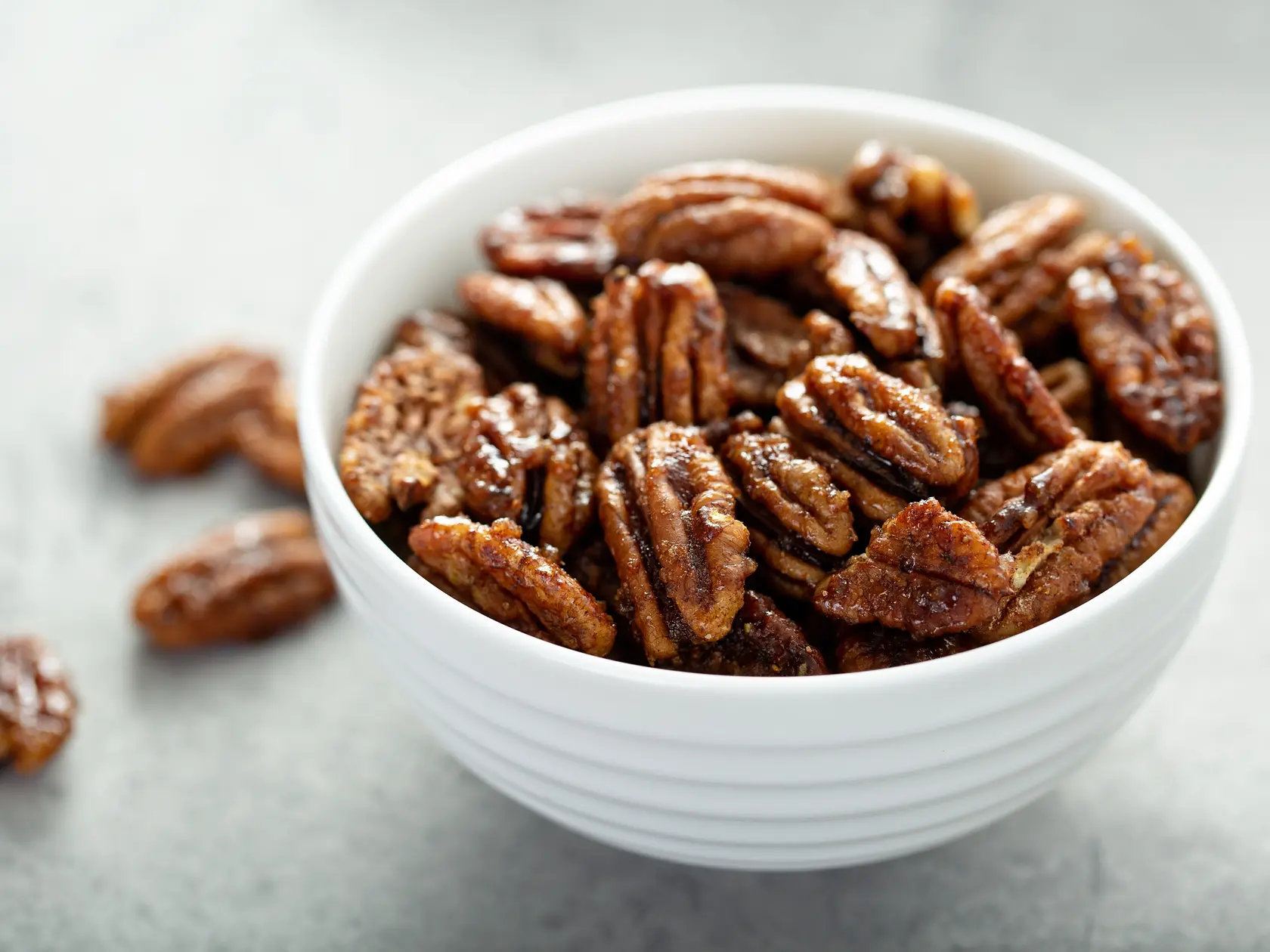 Orechy (napr. vlašské orechy, mandle)
Obsahujú zdravé tuky, vlákninu a antioxidanty, ktoré pomáhajú regulovať hladinu cholesterolu a znižovať zápal.