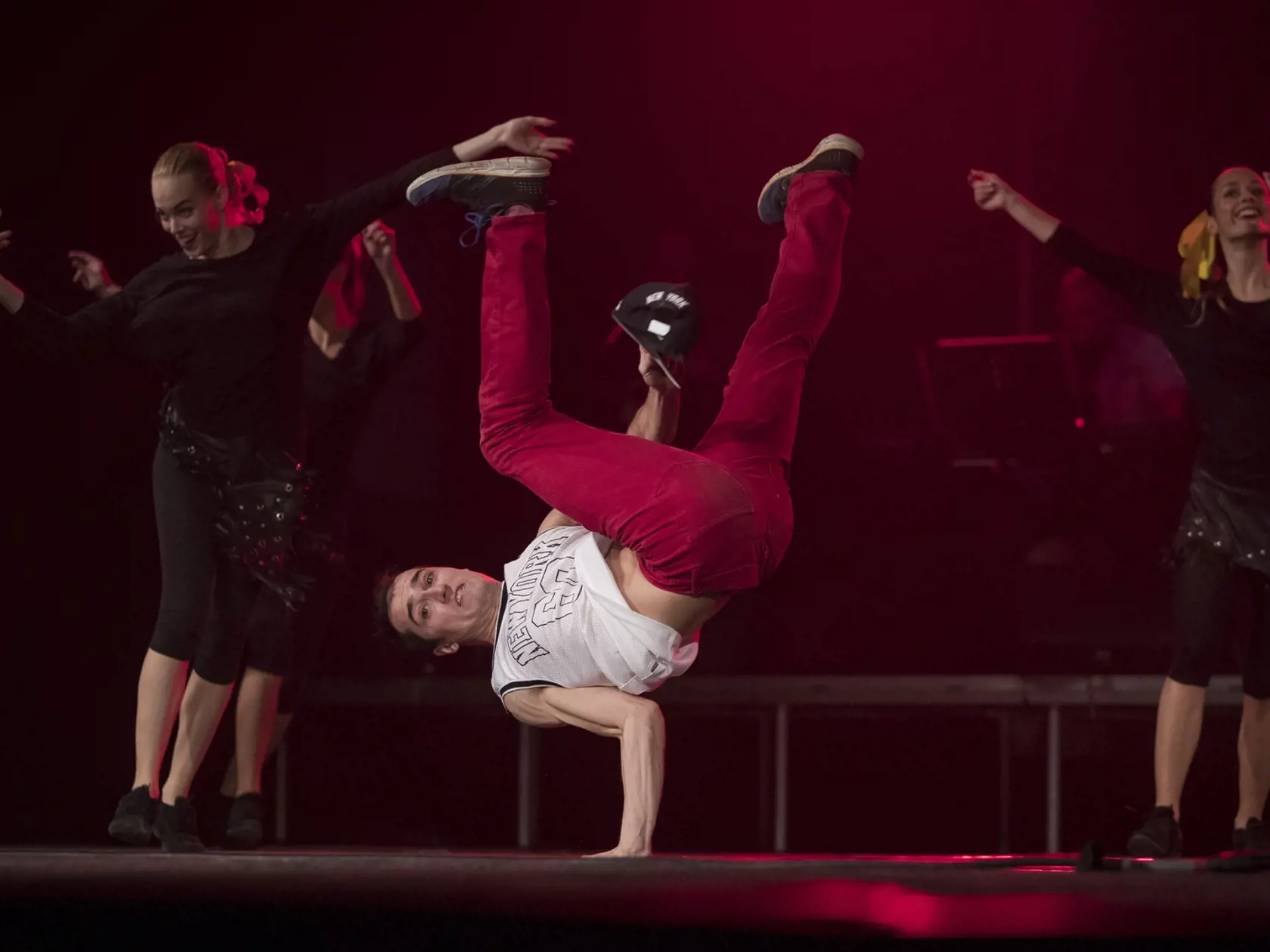 Súčasťou programu sú aj prvky breakdancu.