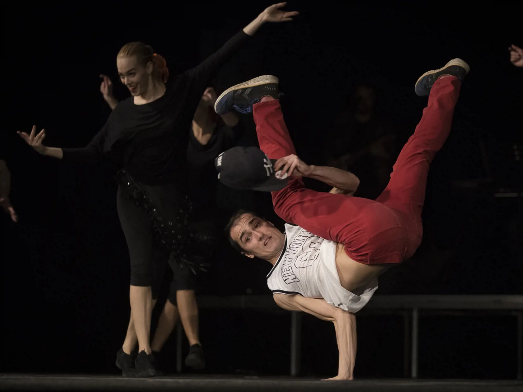 Súčasťou programu sú aj prvky breakdancu.