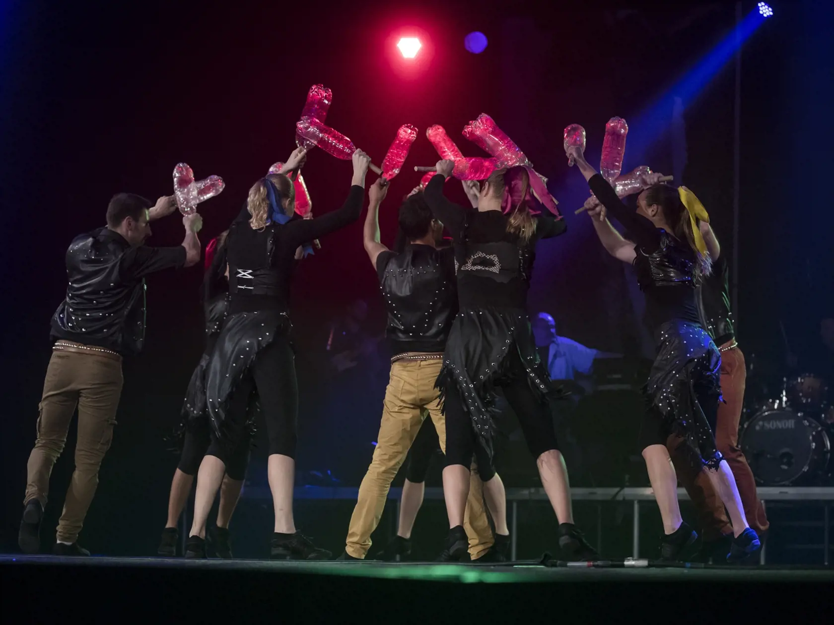 Čarovné ostrohy sa predviedli s programom Rockom krokom alebo folklór natvrdo.
