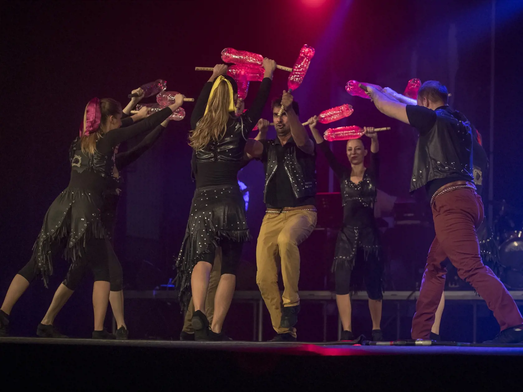 Čarovné ostrohy sa predviedli s programom Rockom krokom alebo folklór natvrdo.