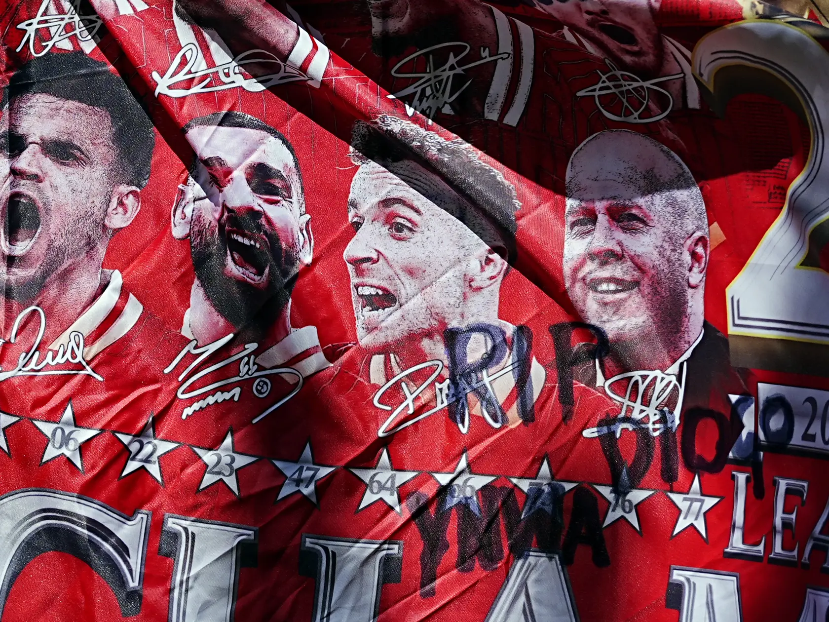 Fanúšikovia Liverpoolu si pri štadióne Anfield Road uctili zosnulého Dioga Jotu.