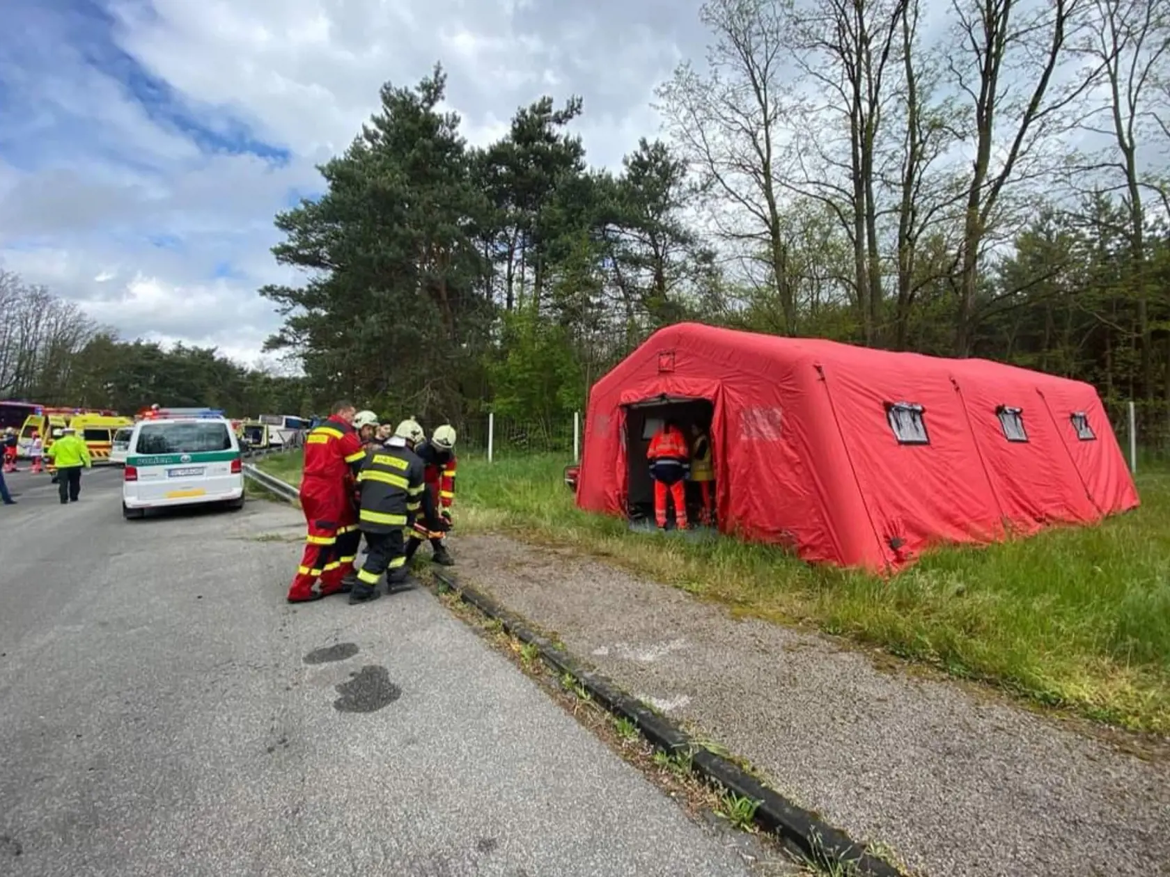 Nehoda kamióna a autobusu, ktorá sa v pondelok predpoludním stala na diaľnici D2 v smere na Kúty, si vyžiadala jednu obeť.