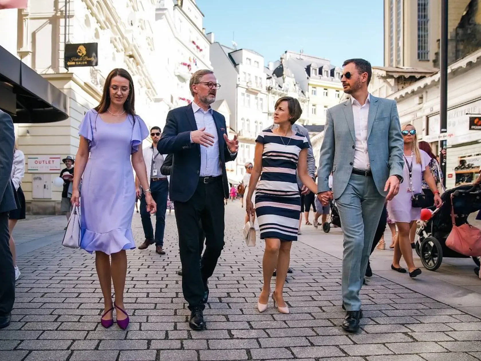Slovenský premiér s manželkou a český premiér Petr Fiala s manželkou v uliciach Karlových Varov.