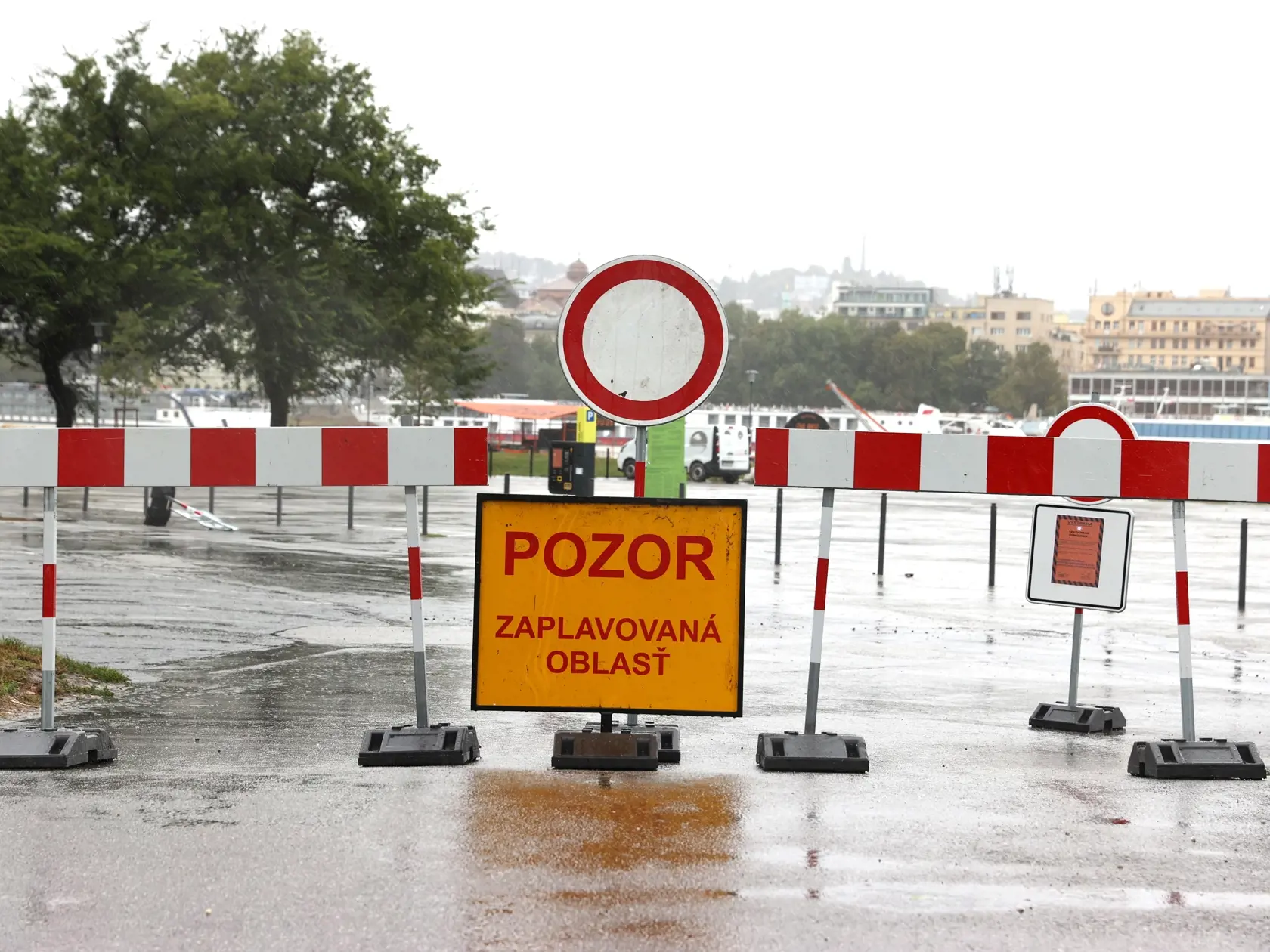 Uzatvorené parkovisko na Tyršovom nábreží.