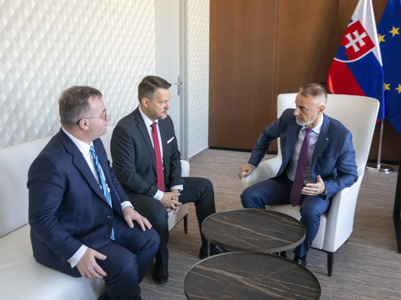 Na snimke je príchod nového ministra investícií, regionálneho rozvoja a informatizácie, MIRRI, Samuela Migaľa.
Úrad odovzdáva Richard Raši, 
Vpravo stojí tajomník Radomír Šalitroš
