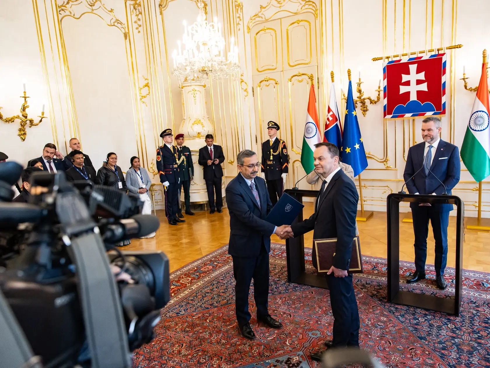 Prezident SR Peter Pellegrini víta v Grasalkovičovom paláci prezidentku Indickej republiky Draupadi Murmúovú.

