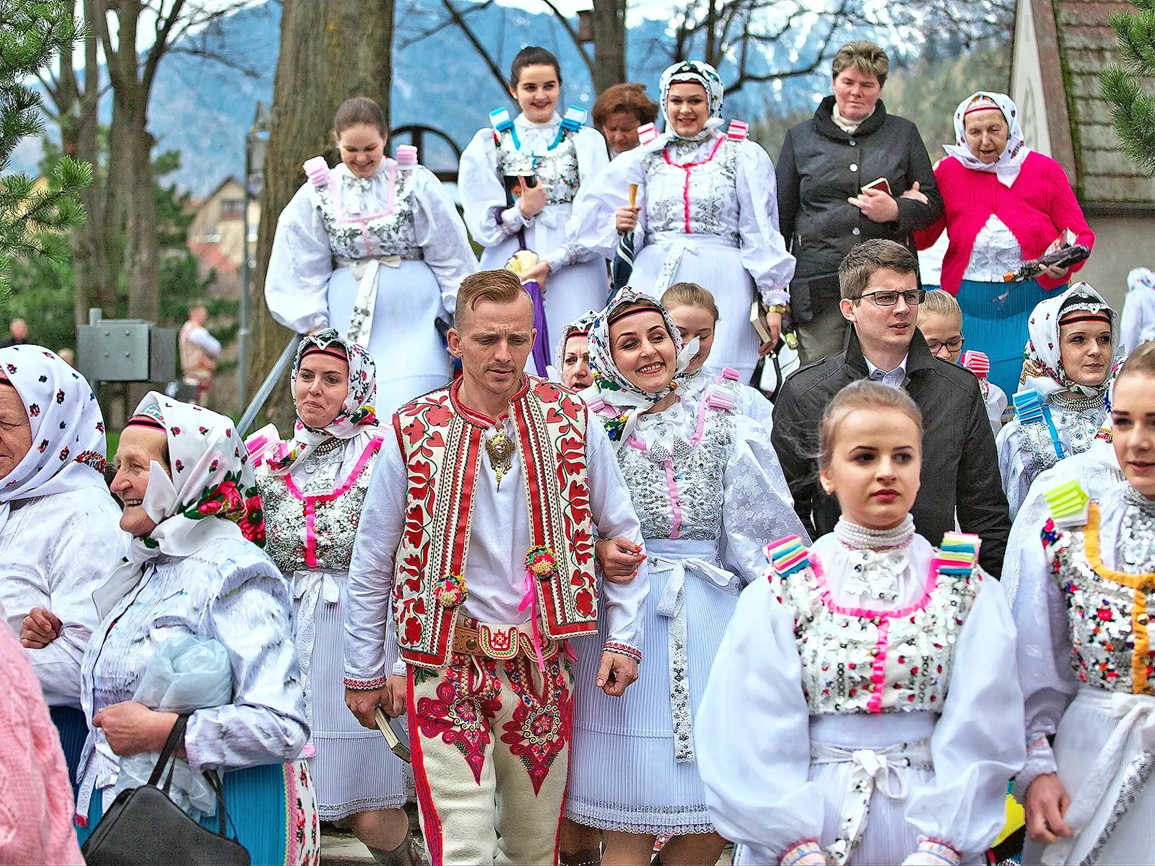 Pár po svätej omši
na Veľkonočný
pondelok v Lendaku.
