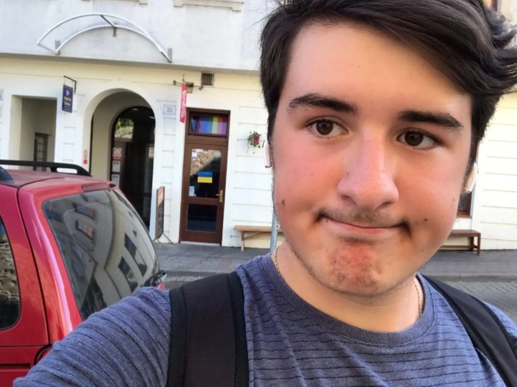 Dvojnásobnú úkladnú vraždu spáchal zbraňou svojho otca, ktorý kandidoval za Harabinovu stranu Vlasť.