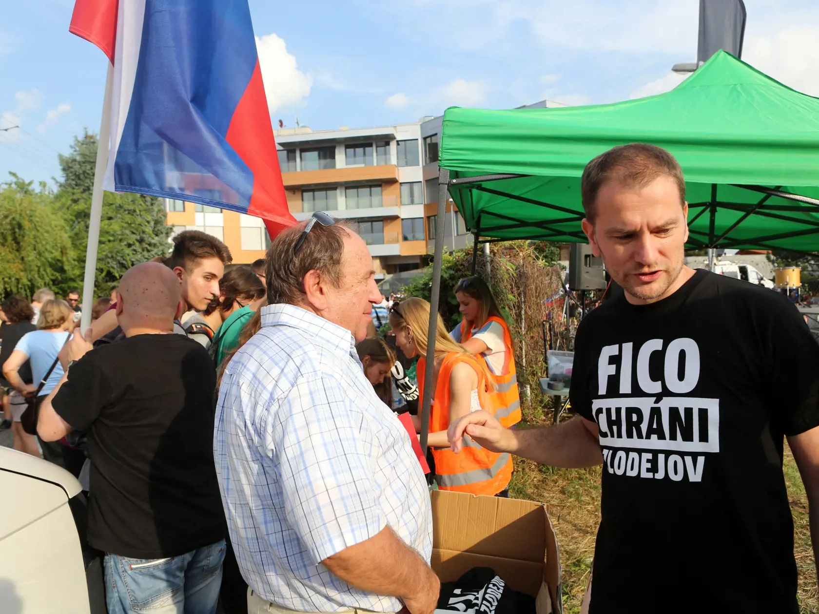 Protest proti vtedajšej vláde Roberta Fica pred jeho bytom v komplexe Bonaparte. Na snímke Igor Matovič.