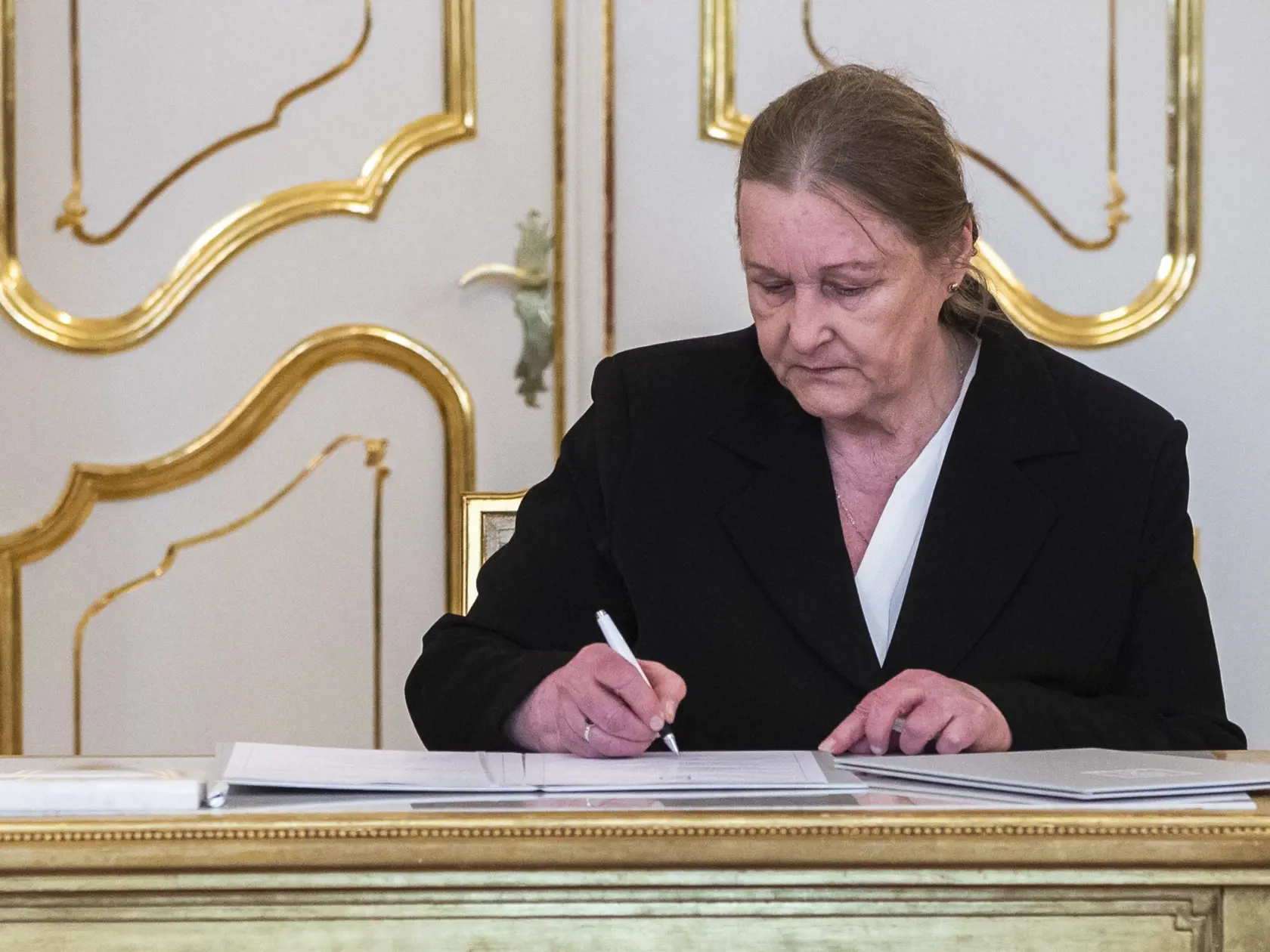 Na snímke ministerka spravodlivosti Jana Dubovcová podpisuje menovací dekrét počas vymenovania novej vlády odborníkov v Prezidentskom paláci v Bratislave v pondelok 15. mája 2023. Prezidentka SR Zuzana Čaputová vymenovala novú úradnícku vládu, ktorá nahradila dočasne poverený kabinet Eduarda Hegera. Heger požiadal 7. mája hlavu štátu o zbavenie poverenia viesť vládu.