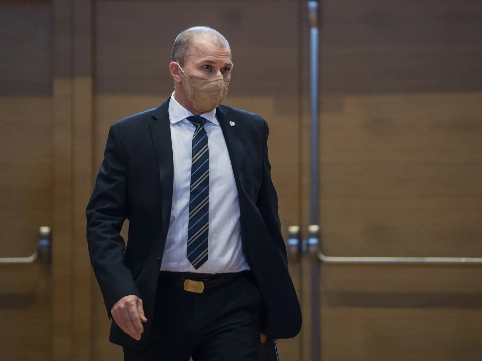 Kandidát a dočasný prezident Policajného zboru Peter Kovařík prichádza na vypočutie kandidátov na funkciu prezidenta Policajného zboru na schôdzi parlamentného výboru pre obranu a bezpečnosť v Bratislave 25. januára 2021.