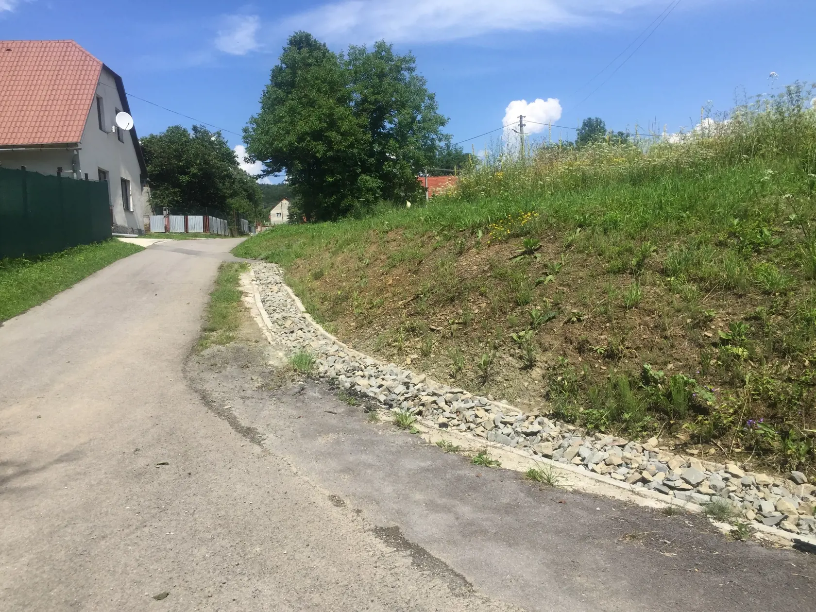 Zasypaný rigol, za ktorý zaplatili cez 100-tisíc eur.