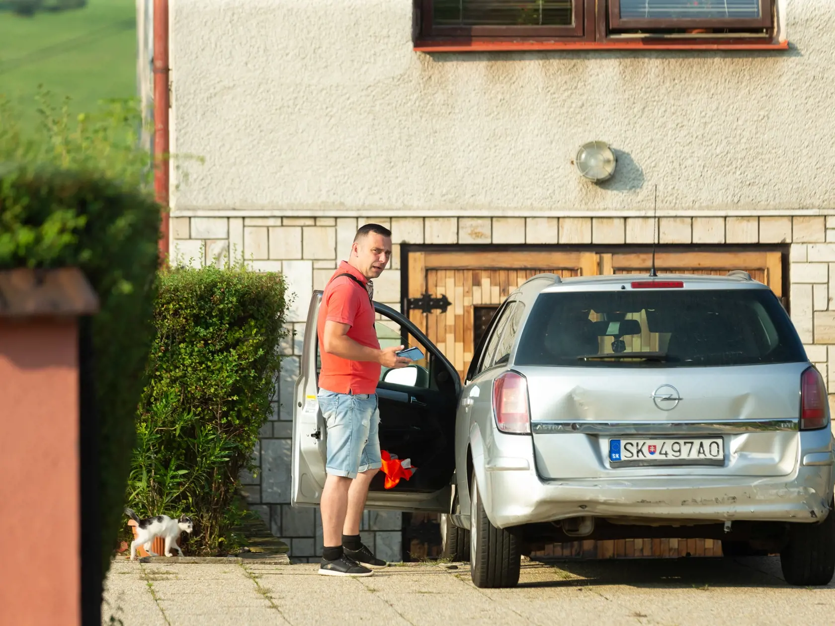 Zábery z reportáže v obci Vyšný Mirošov, kde posobí starosta obce s monitorovacím náramkom na nohe.