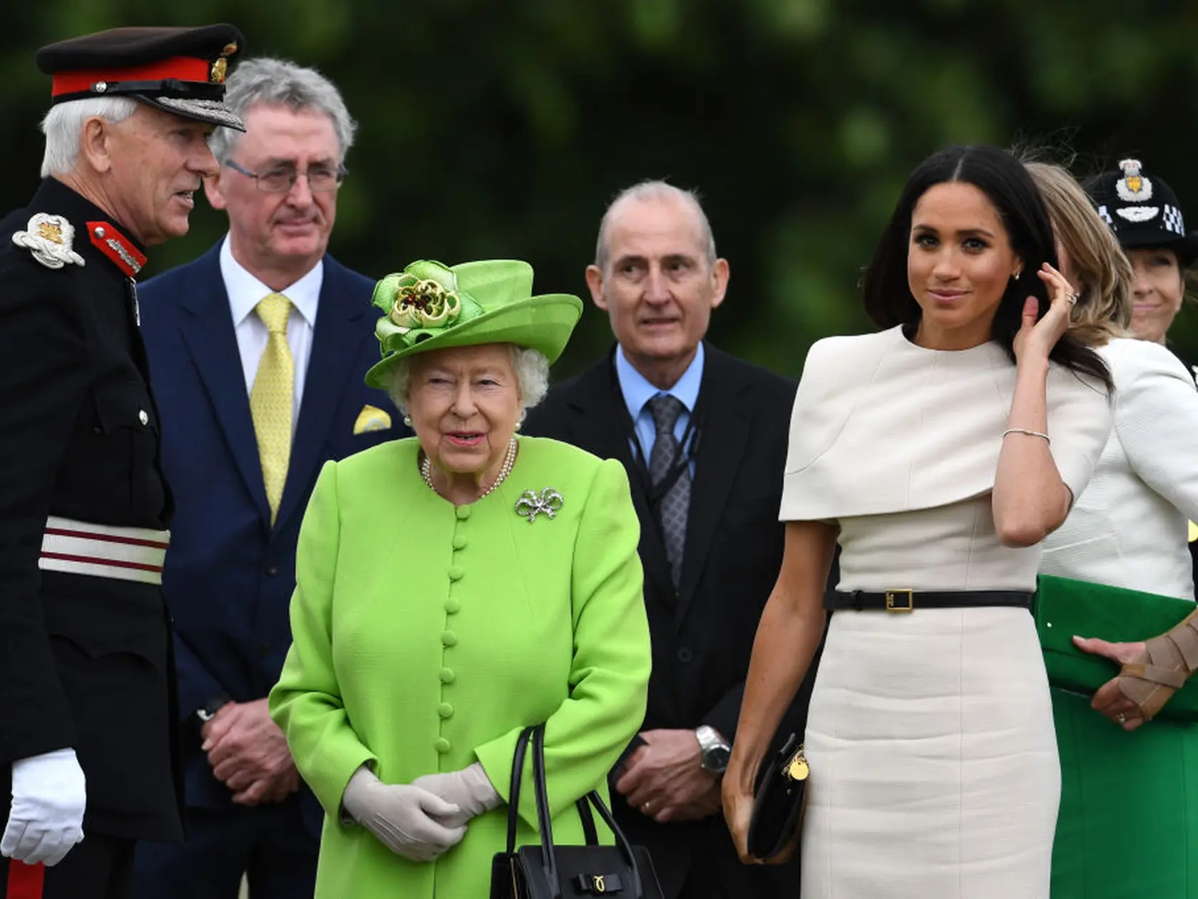 Meghan Markle na archívnej snímke s Alžbetou, keď ešte kráľovná netušila, čo herečka v ich rodine spôsobí.
