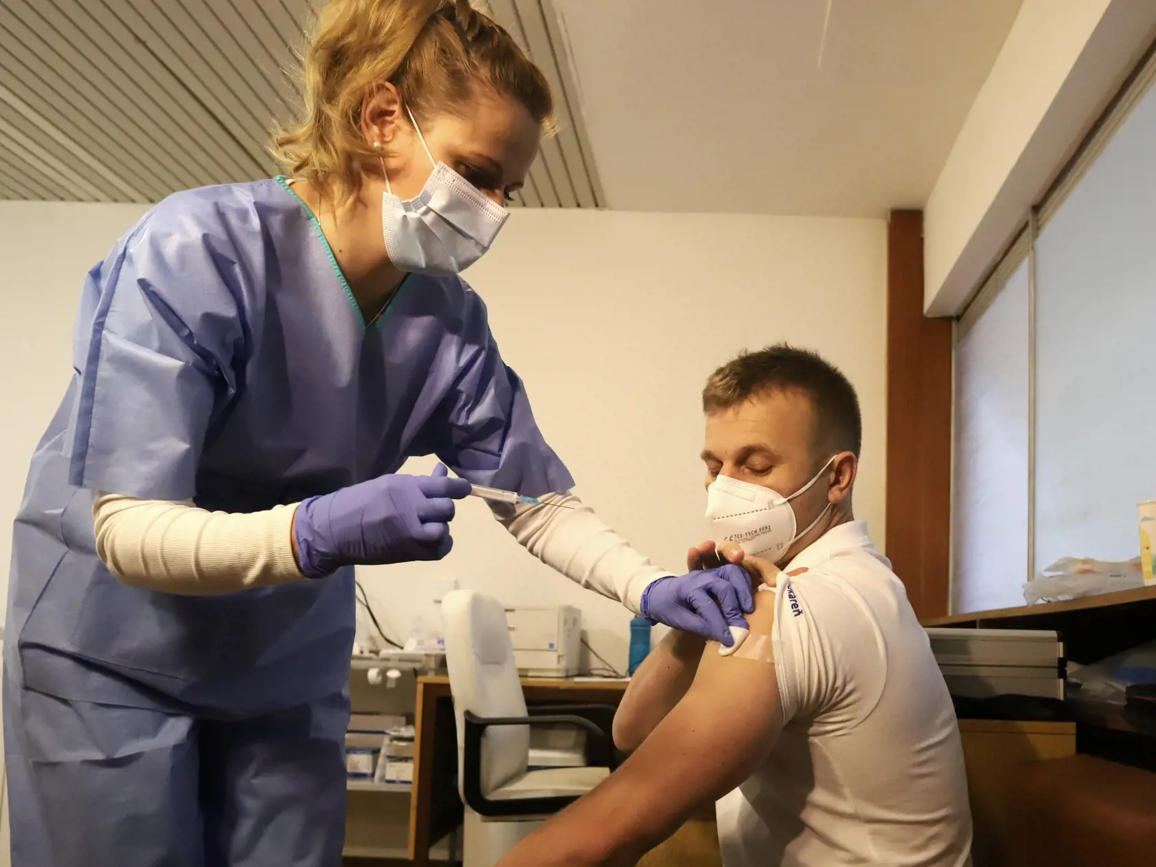 Slováci majú čoraz väčší záujem o očkovanie.