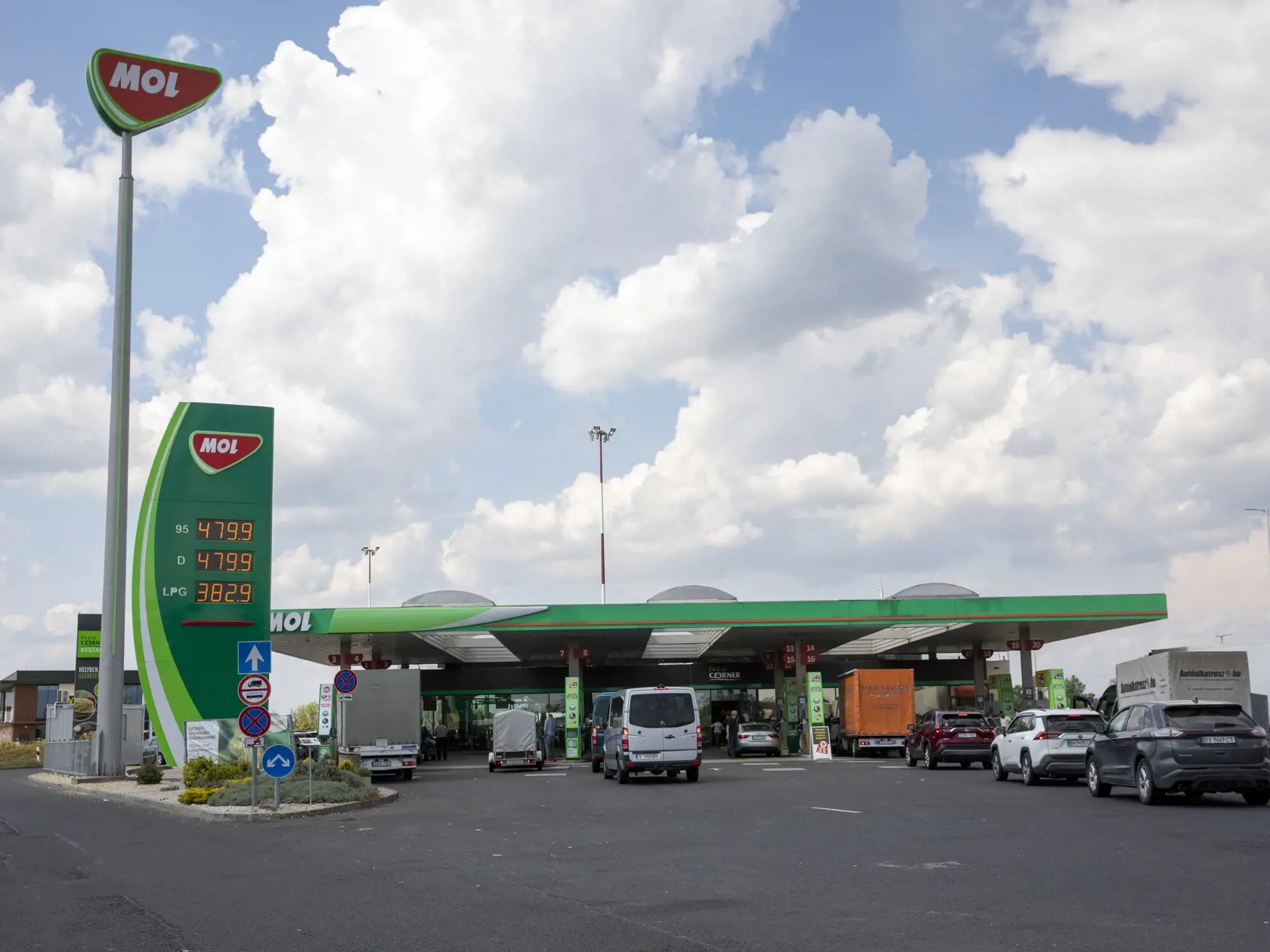 Nákup a porovnávanie cien potravín v Maďarskom Gyóri.
Na snímke pumpa Mol a cena benzínu v Maďarsku.