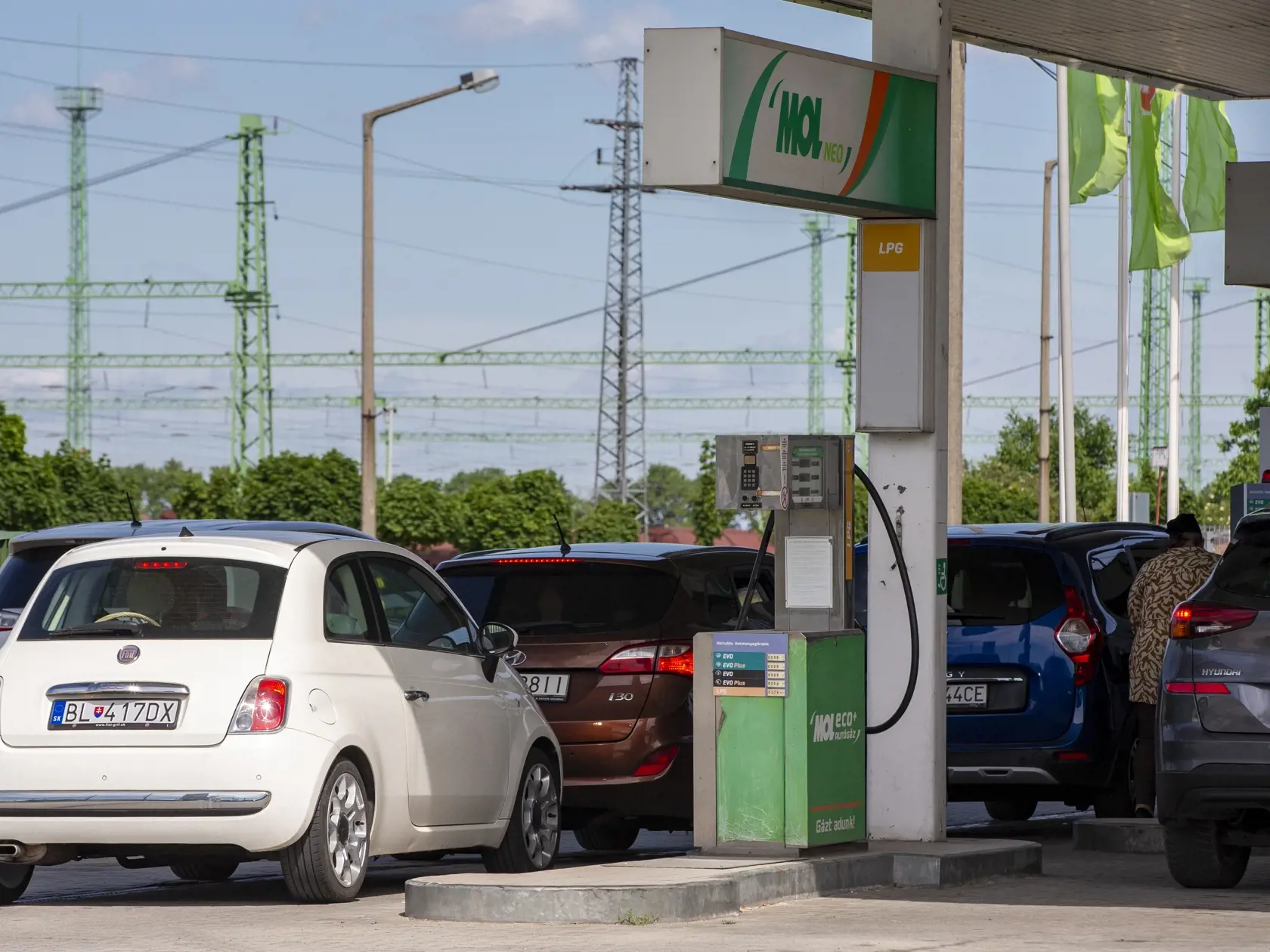 Na snímke je situácia na Maďarskej benzínovej pumpe kde slovenský vodiči už od 28. mája lacno nenatankujú. 