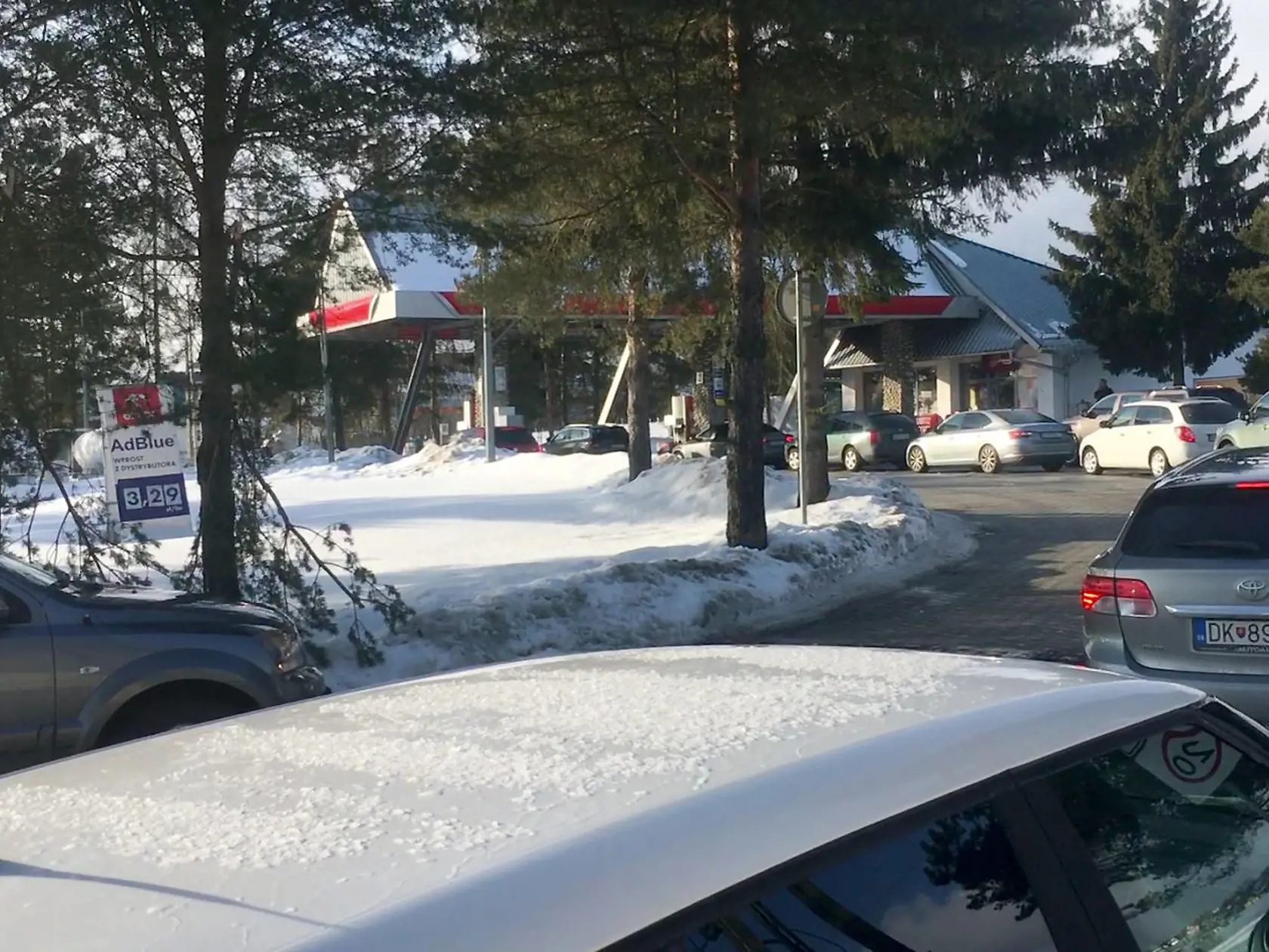 Kolóny slovenských vozidiel na benzínke v Jablonke.