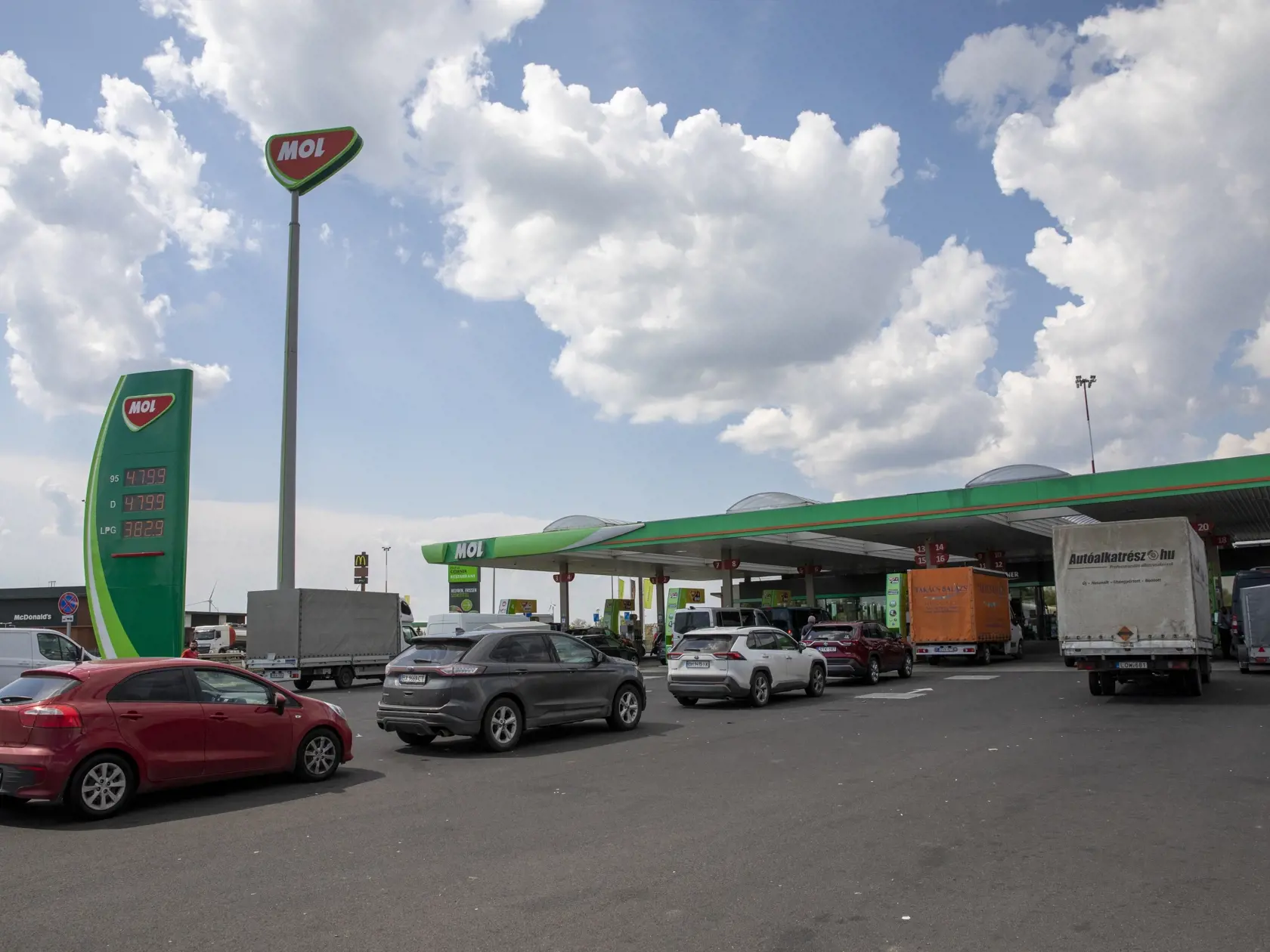 V deň, keď sme boli v Maďarsku, stáli pohonné látky 479 forintov za liter, čo je v prepočte 1,25 eura.