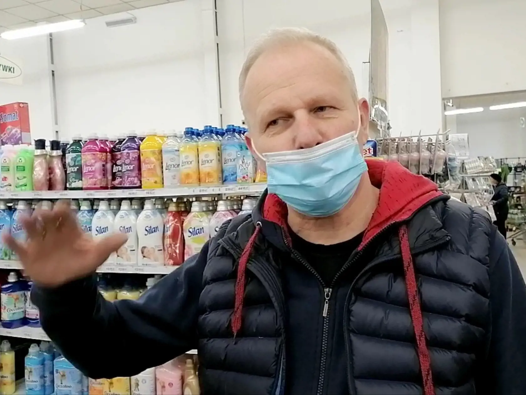 Základné potraviny sú síce zhruba o päť percent lacnejšie, ale museli by ste urobiť veľký nákup, aby ste to pocítili. Nehovoriac o tom, že ich niektoré menšie obchody vôbec nemenili. Vyššou maržou pokryli drahší plyn a energie,“ hovorí vedúci supermarketu v Nowom Targu Jan Landowski.