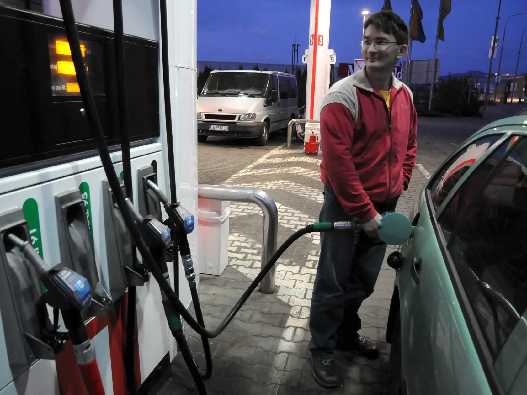 èerpacia stanica benzín pokles pohonné hmoty motoristi finanèná celosvetová kríza rekorne nízke ceny