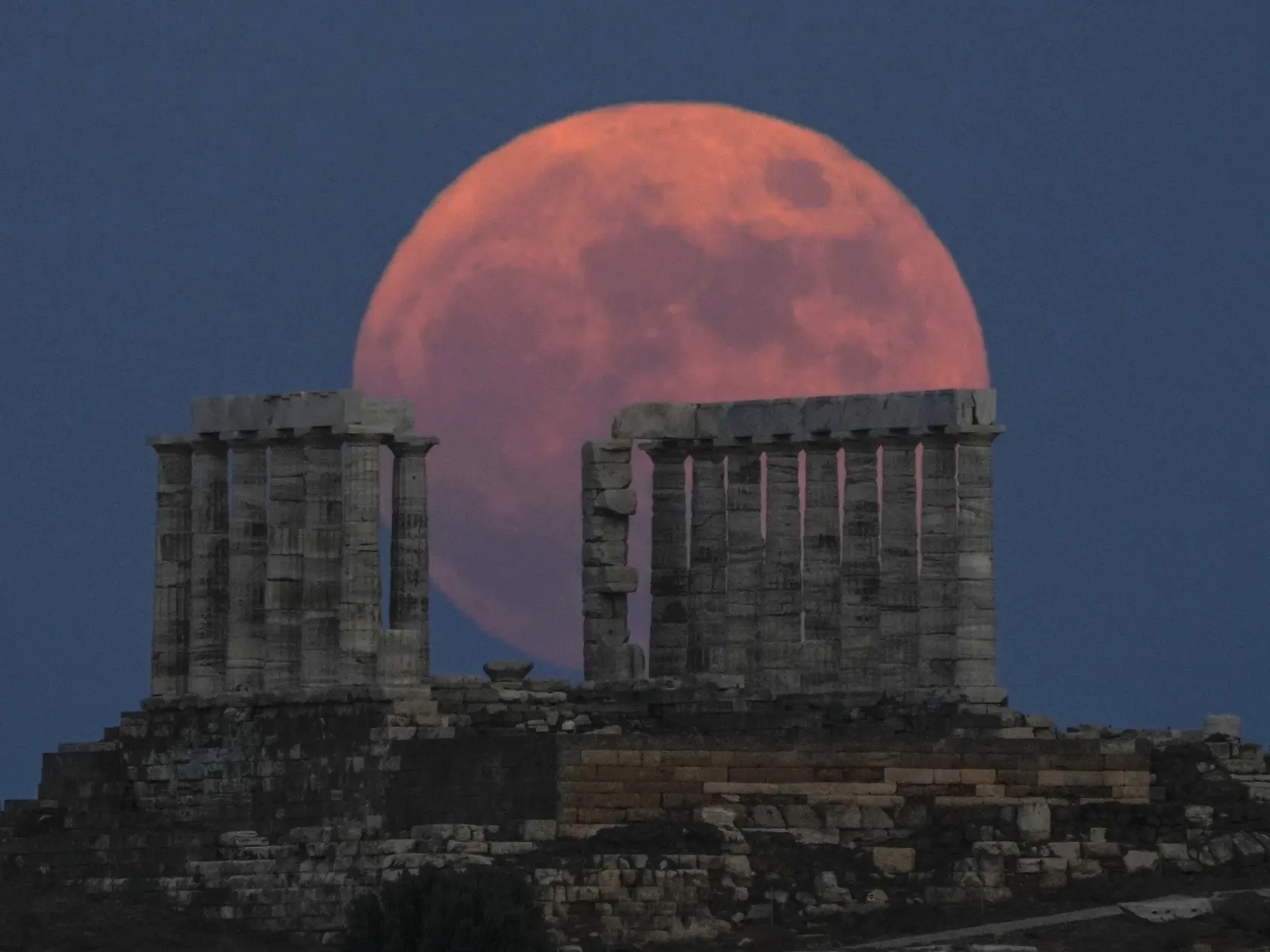 WA 35 Sunion - Mesiac v splne nad Poseidonovým chrámom na pobreží mora 70 kilometrov južne od Atén vo štvrtok 24. júna 2021. FOTO TASR/AP


The strawberry full moon rises behind the ancient marble temple of Poseidon at Cape Sounion, about 70 Km (45 miles) south of Athens, on Thursday, June 24, 2021. (AP Photo/Petros Giannakouris)
