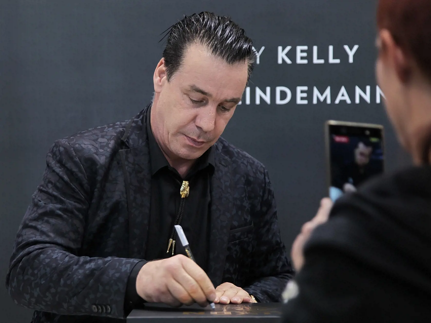 Kontroverzný frontman nemeckej kapely Rammstein Till Lindemann oslávil len pred nedávnom životné jubileum. Okrem toho, že patrí k talentovaným hudobníkom v mladosti bol juniorským vicemajstrom Európy v plávaní, dnes básnik, provokujúci textár, občasný herec a tiež kvalifikovaný pyrotechnik.