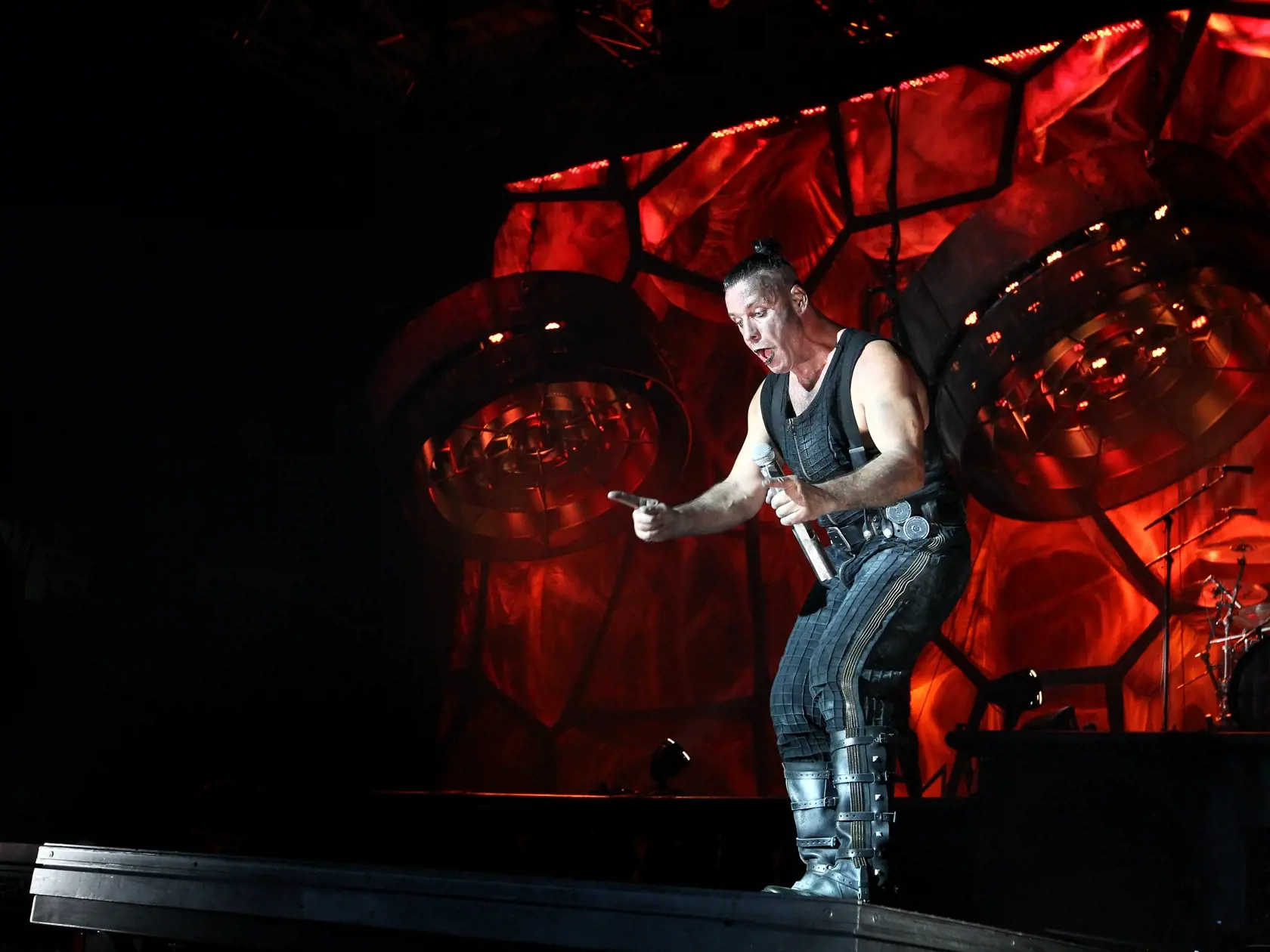 Koncert skupiny Rammstein v Bratislave. Zimny stadion Ondreja Nepelu.
Lider skupiny - Till Lindemann