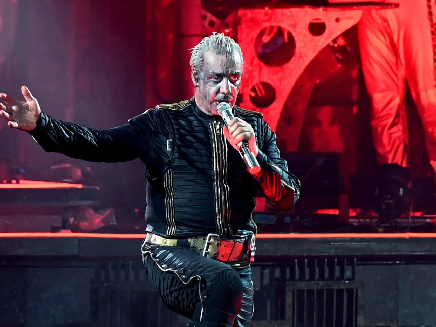 WA 51 archív Düsseldorf - Na archívnej snímke z 18. júna 2022 spevák nemeckej rockovej skupiny Rammstein Till Lindemann spieva pieseň s názvom Deutschland v Düsseldorfe. Úrady v bavorskej metropole Mníchov sa ešte nerozhodli, či udelia povolenie nemeckej rockovej skupine Rammstein usporiadať silvestrovský koncert s návštevnosťou približne 145.000 ľudí. Informovala o tom v utorok 9. augusta 2022 agentúra DPA. FOTO TASR/DPA


ARCHIV - 18.06.2022, Nordrhein-Westfalen, Düsseldorf: Rammstein Frontsän