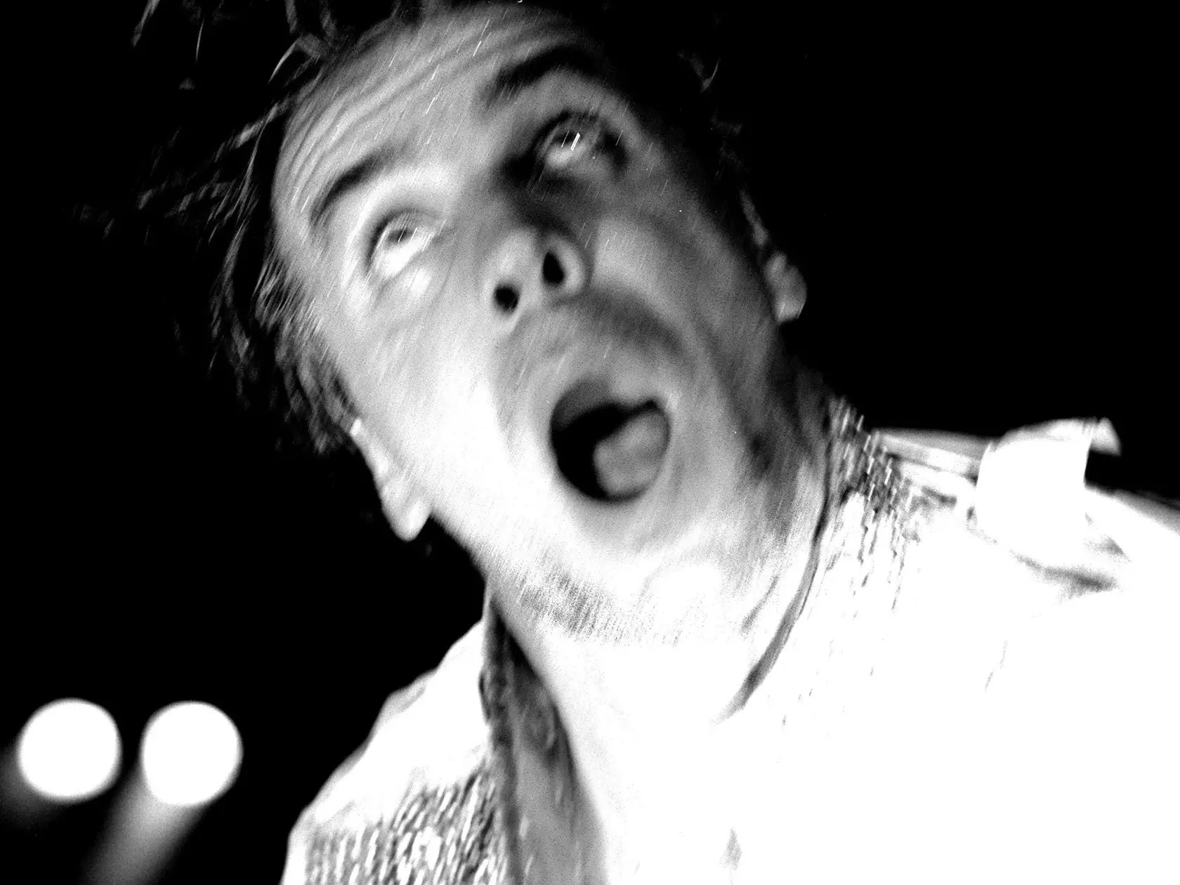 Kontroverzný frontman nemeckej kapely Rammstein Till Lindemann oslávil len pred nedávnom životné jubileum. Okrem toho, že patrí k talentovaným hudobníkom v mladosti bol juniorským vicemajstrom Európy v plávaní, dnes básnik, provokujúci textár, občasný herec a tiež kvalifikovaný pyrotechnik.