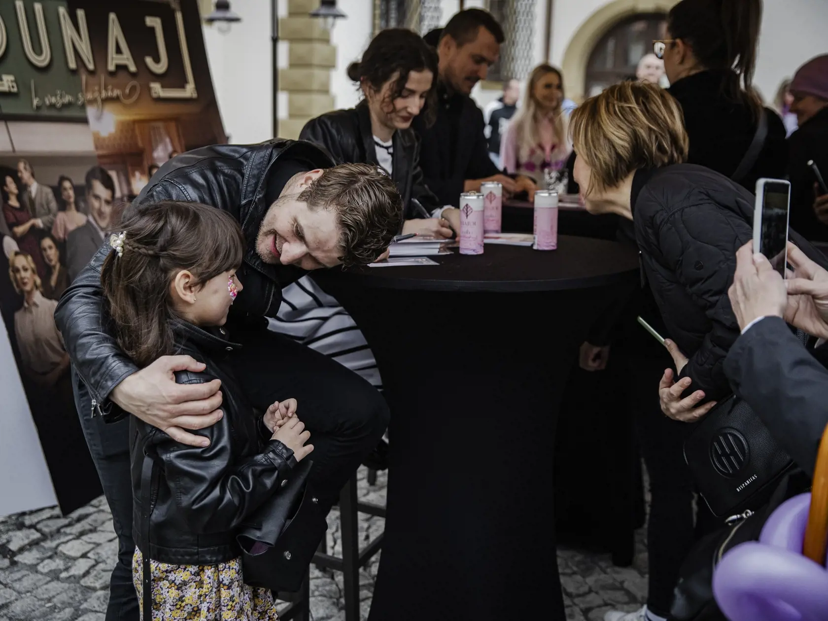 Populárni herci strhujúcej televíznej ságy Dunaj, k vašim službám zavítali do Svätého Jura, aby pokrstili nové ružové víno unikátnej slovenskej odrody Dunaj z produkcie ViaJur. Zároveň absolvovali autogramiádu pre návštevníkov vinárstva. Na snímke Marek Rozkoš.