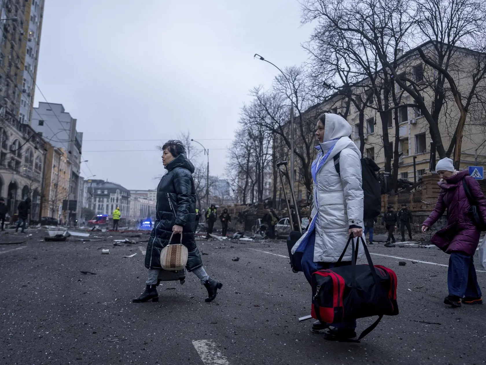 Miestni ľudia si odnášajú svoje osobné veci po útoku ruskej armády na ukrajinské hlavné mesto Kyjev v piatok 20. decembra 2024.