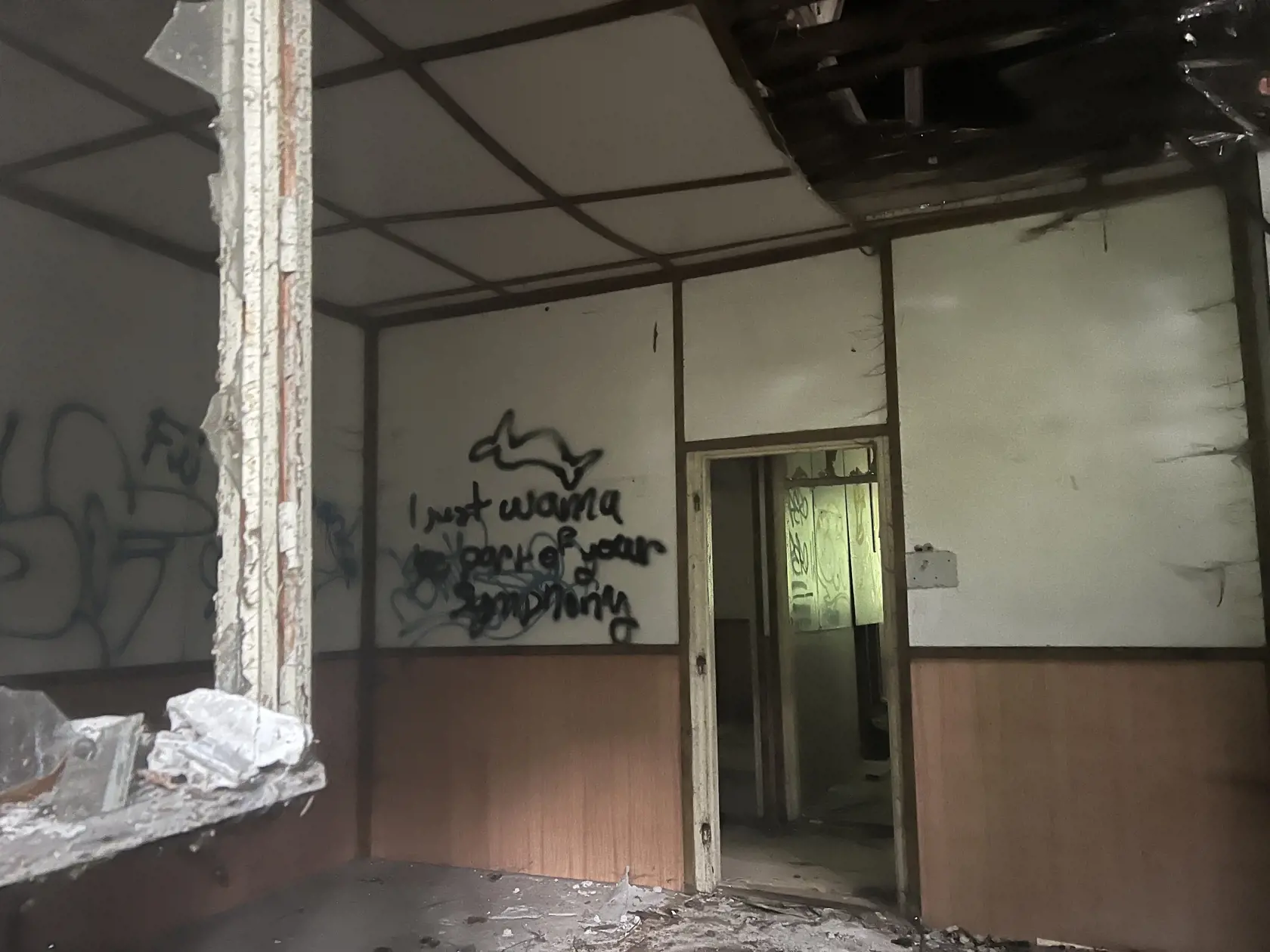 Chodníky zarastajú burinou, fasády miestnych objektov sú popraskané a budovy, ktoré kedysi praskali vo švíkoch, sú zdevastované.