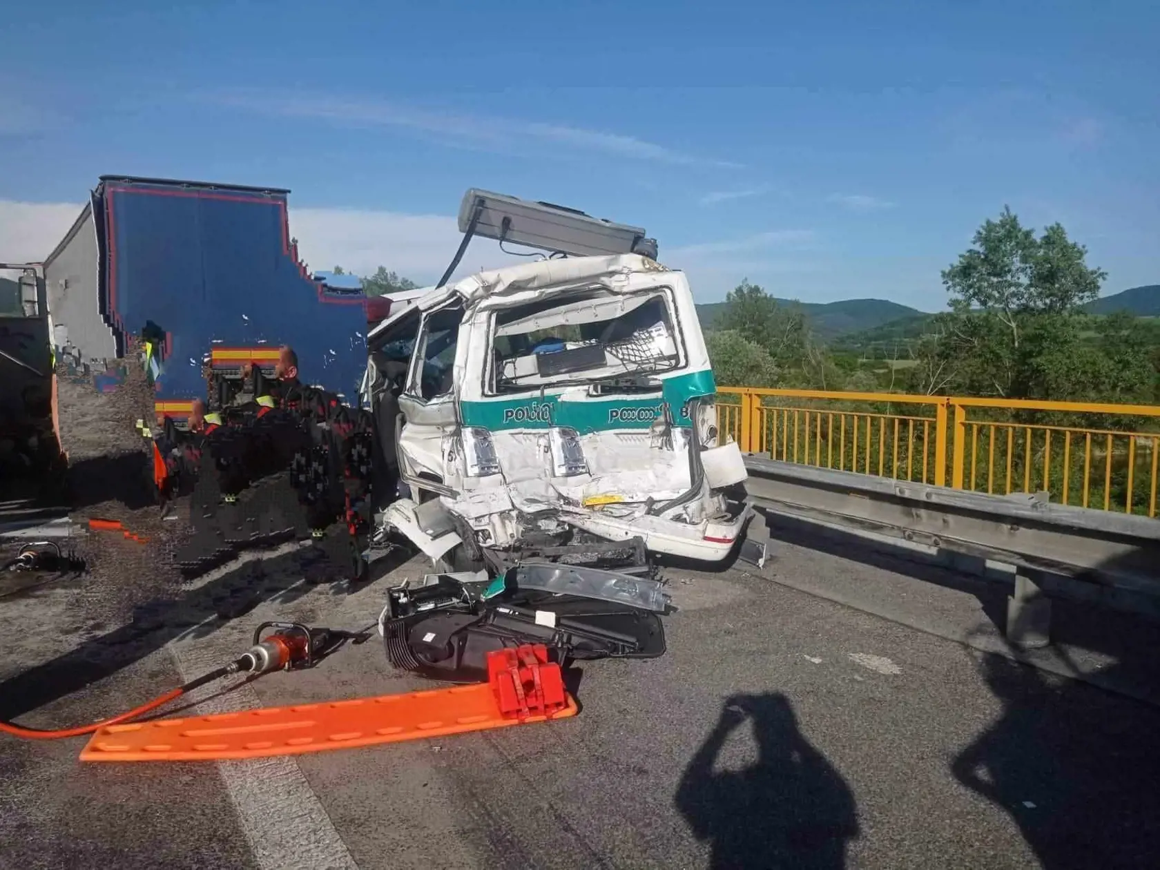 Policajné auto po nehode.