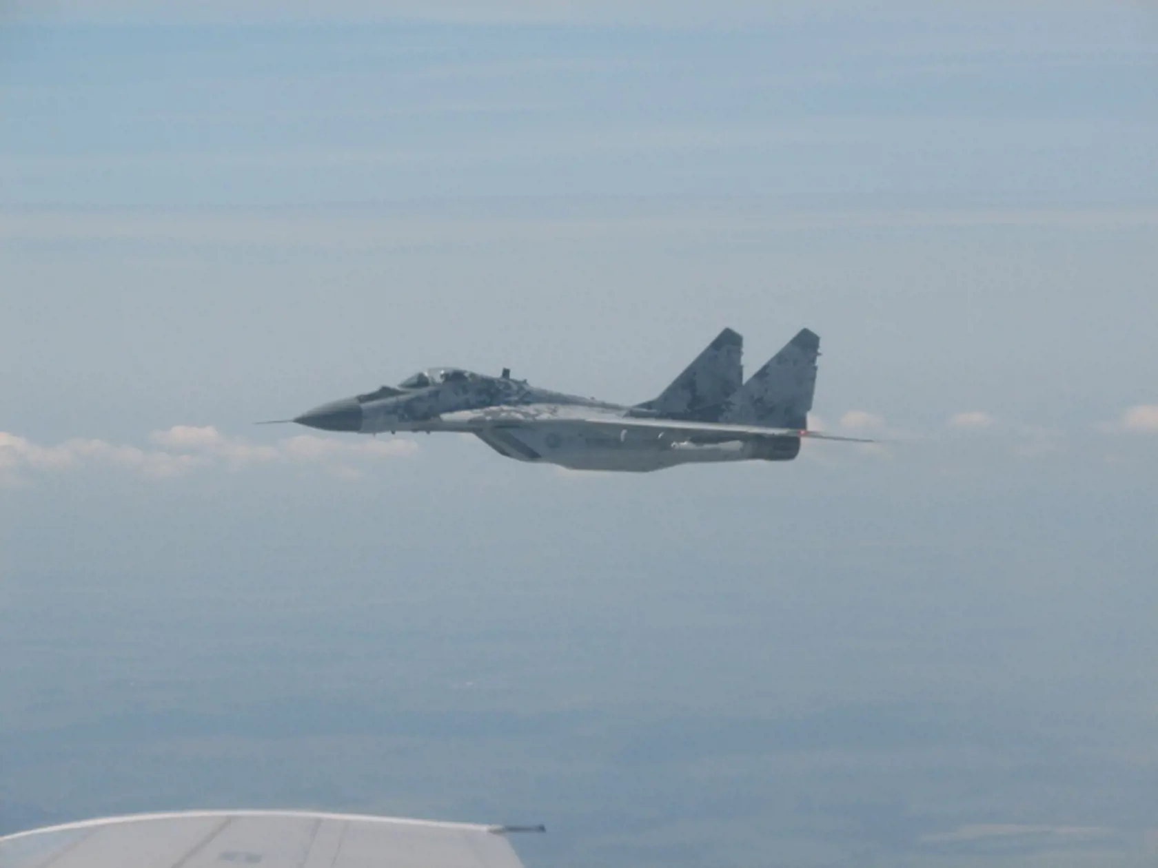 ESKORTA: MiG-29AS
vedľa pravého krídla
vládneho špeciálu.